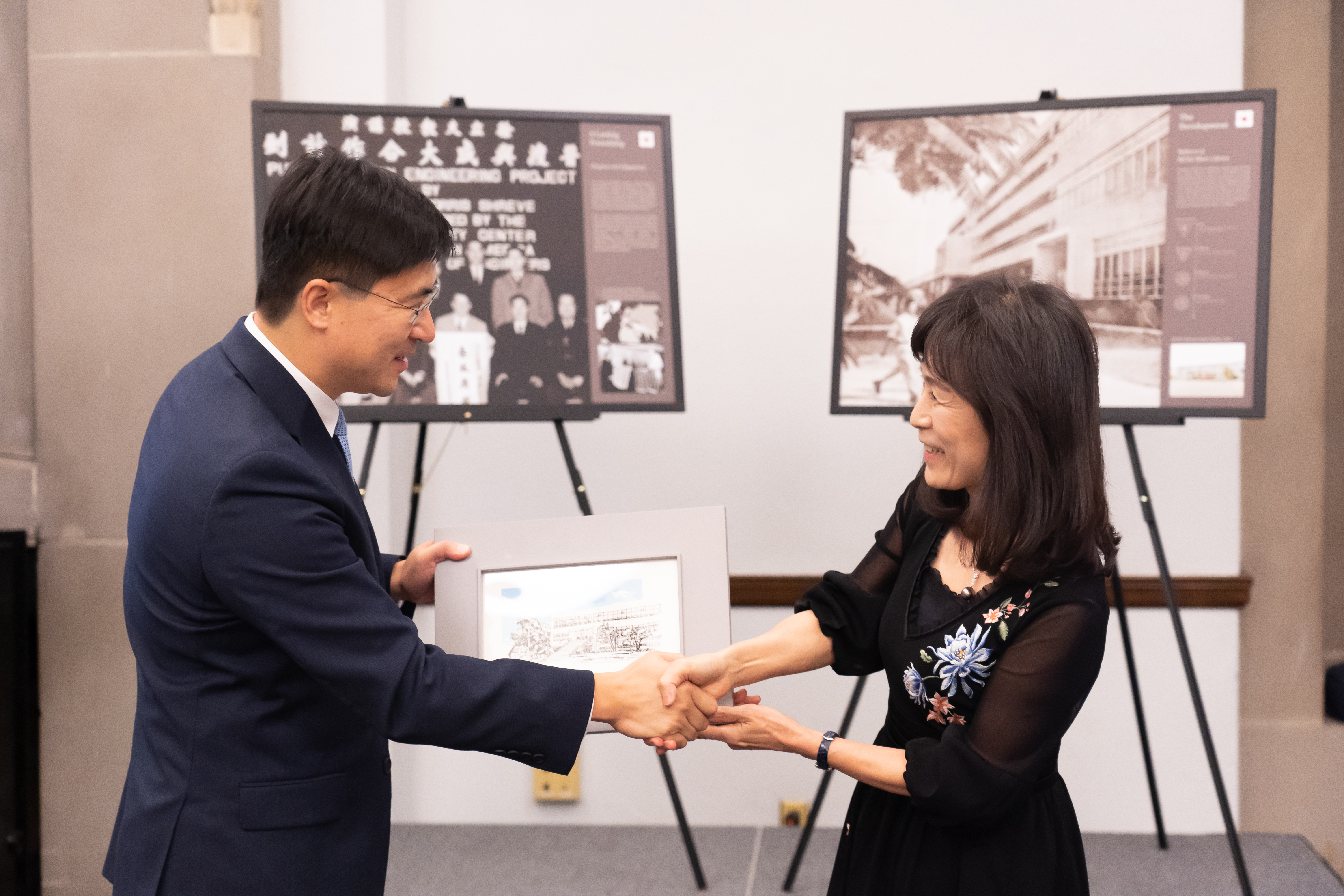 成大蘇慧貞校長(右)致贈成大未來館版畫予普渡大學新任校長蔣濛,前身為舊總圖書館的成大未來館為戰後美援時期現代主義代表性建築之一,象徵兩校合作成果