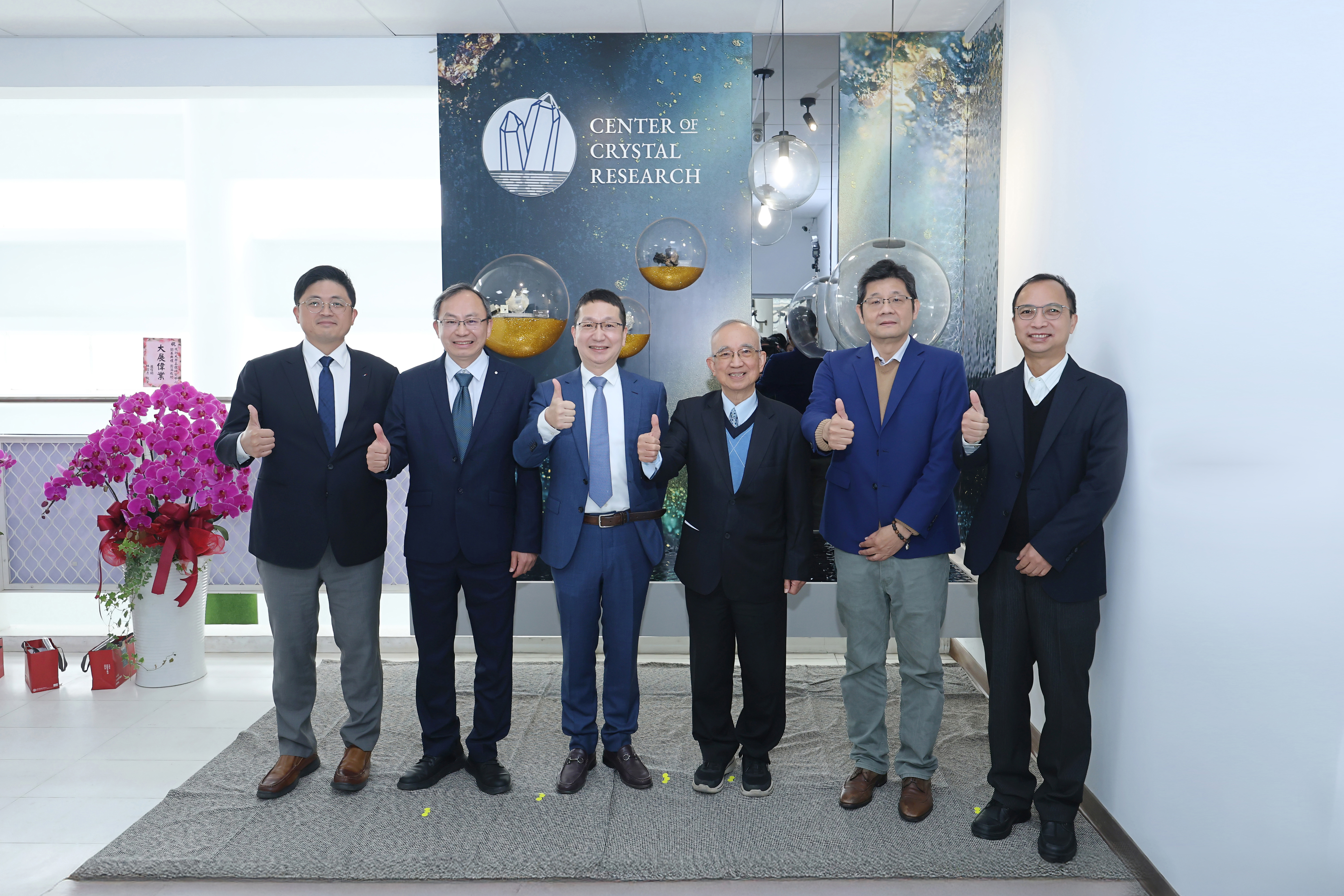 成大半導體學院晶體研究中心今 2 月 26 日上午在南科成大台達大樓舉行開幕揭牌儀式 (左起:教育部林柏樵主秘、國科會自然科學及永續研究發展處賴明治處長、成大晶體研究中心主持人周明奇教授、成大半導體學院蘇炎坤院長、成大羅偉誠主秘、台達機電事業群蔡清雄副總)