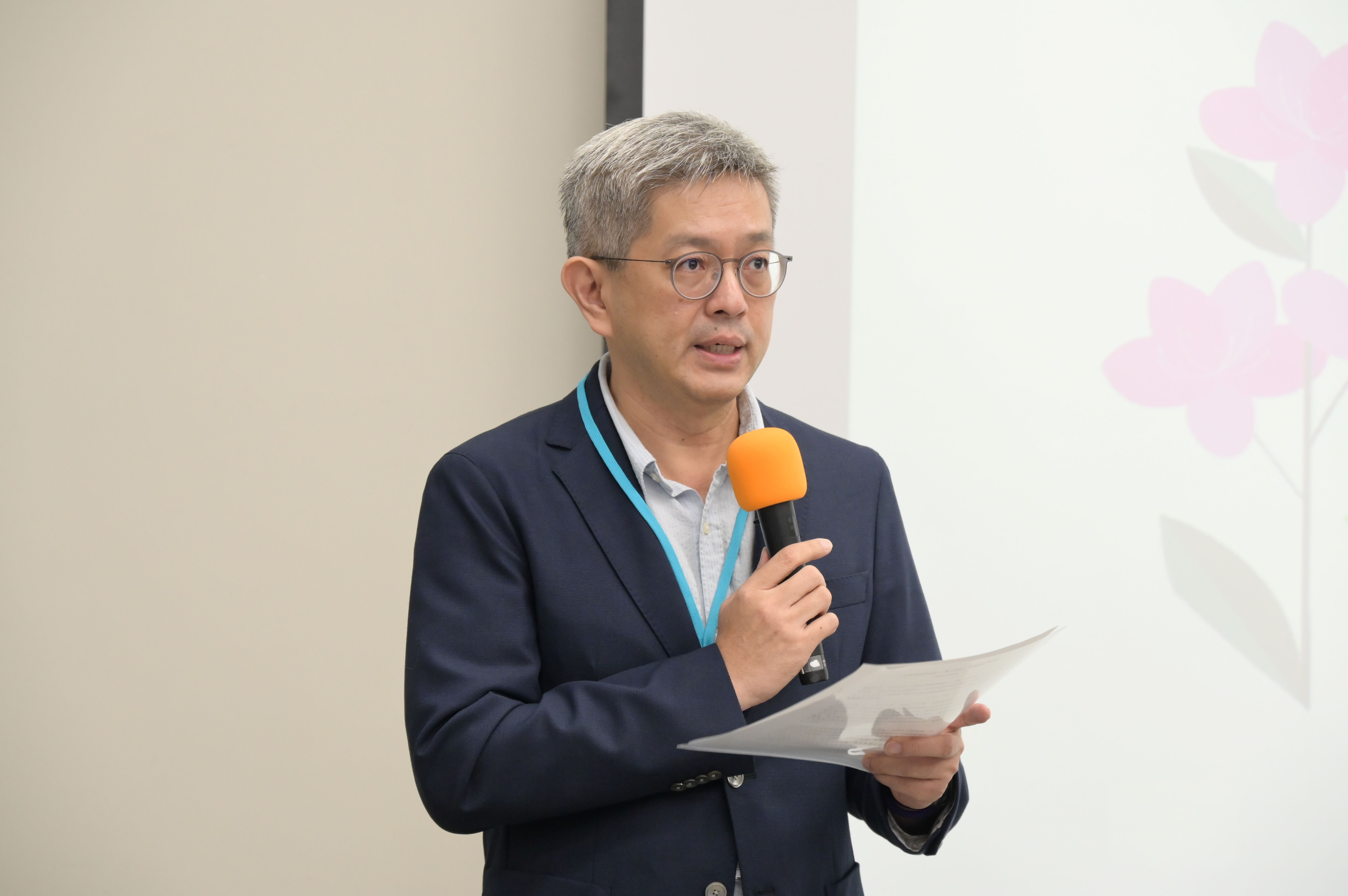 成大吳秉聲助理副校長兼博物館館長開場介紹本次研討會特邀的3位專題演講者