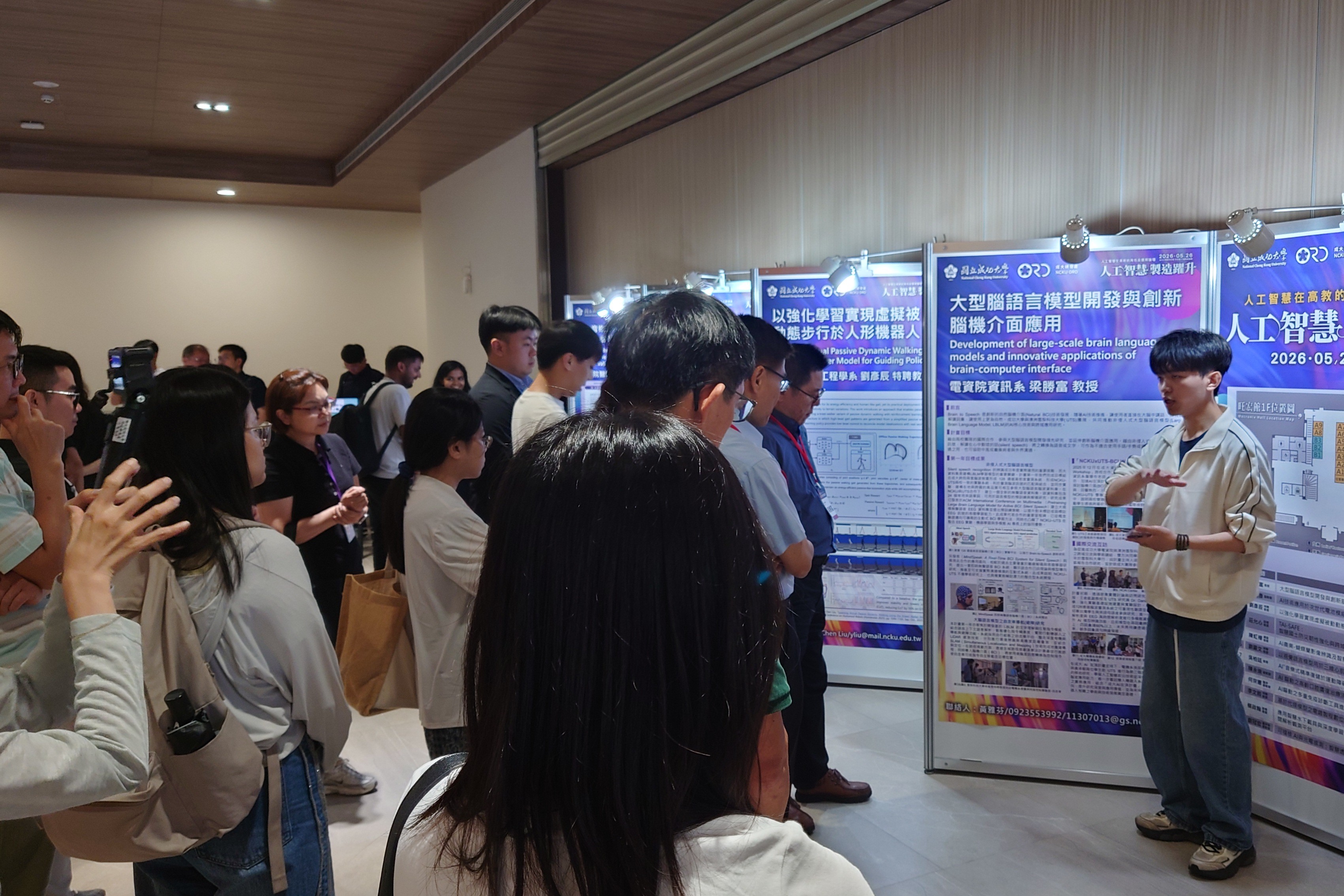 成大 AI 論壇第 3 場以「AI 人機互動」、「AI 農業與臨床」、「AI 太空與材料」三大關鍵議題串聯全場，並舉辦研發成果海報發表（POSTER WALK），展示前瞻的 AI 核心技術與創新應用