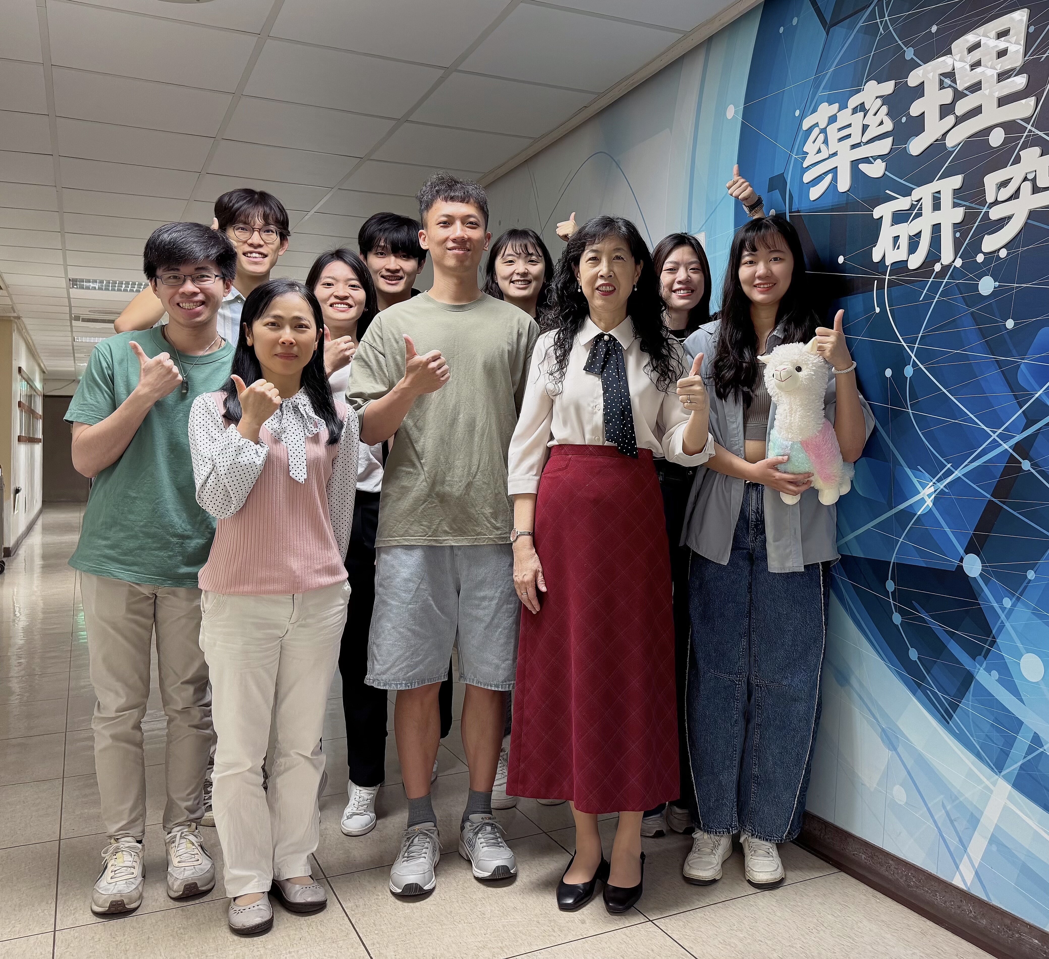 圖三：成大藥理學研究所所長王憶卿講座教授（右3）團隊，成功解析人體免疫反應中重要角色T細胞內的去泛素酶USP24，可調控免疫抑制蛋白PD-1穩定性的機制，成果已刊登在國際頂尖期刊《科學進步（Scinece Advances）》上，圖中右5謝宏嘉為論文主要撰稿人