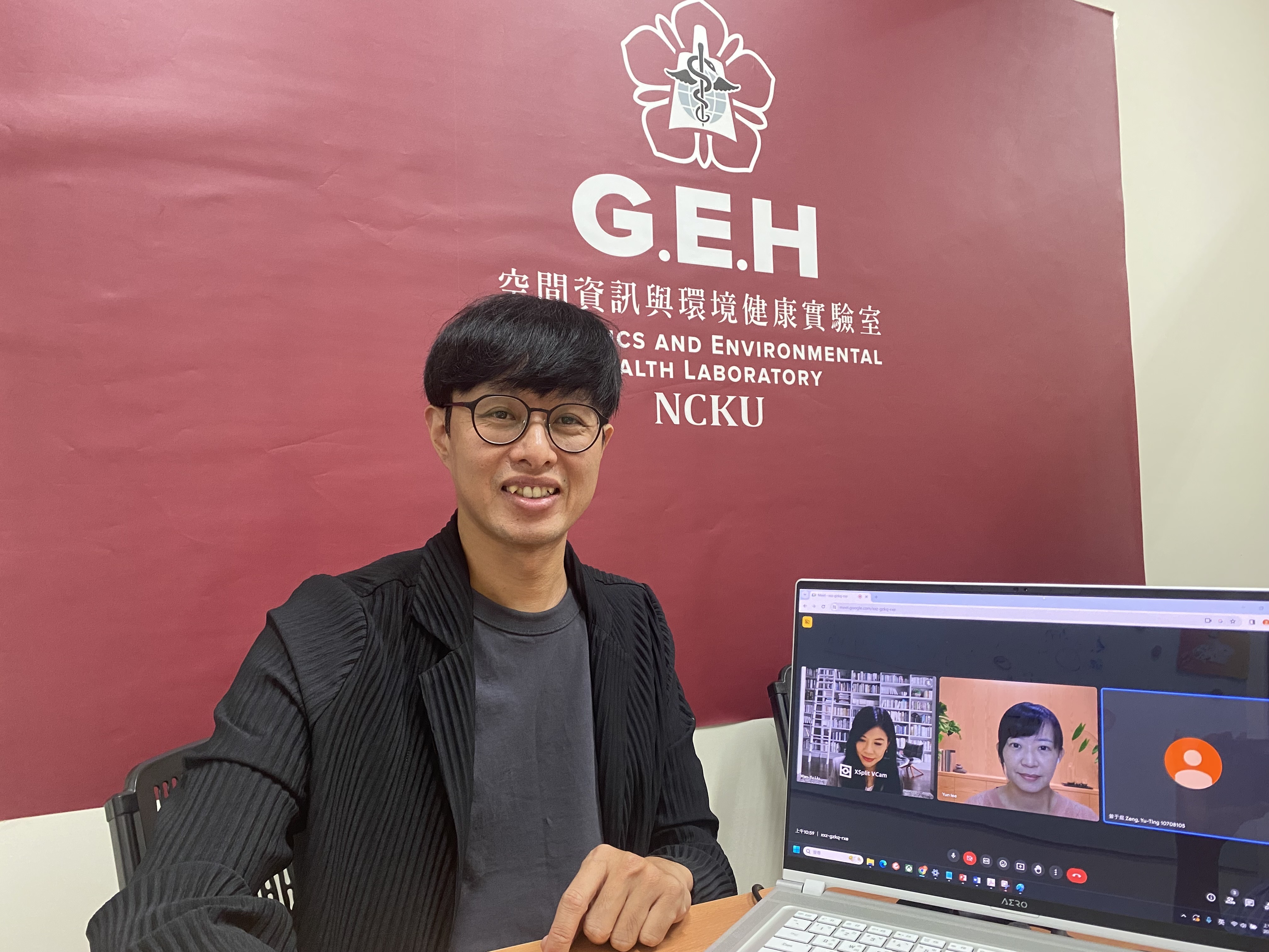 成大測量系教授吳治達結合多個領域的專家共同完成綠地與自殺的研究,圖中為吳治達、電腦螢幕中左為中興大學森林學系特聘教授柳婉郁、右為台北護理健康大學休閒產業與健康促進系助理教授李曉昀