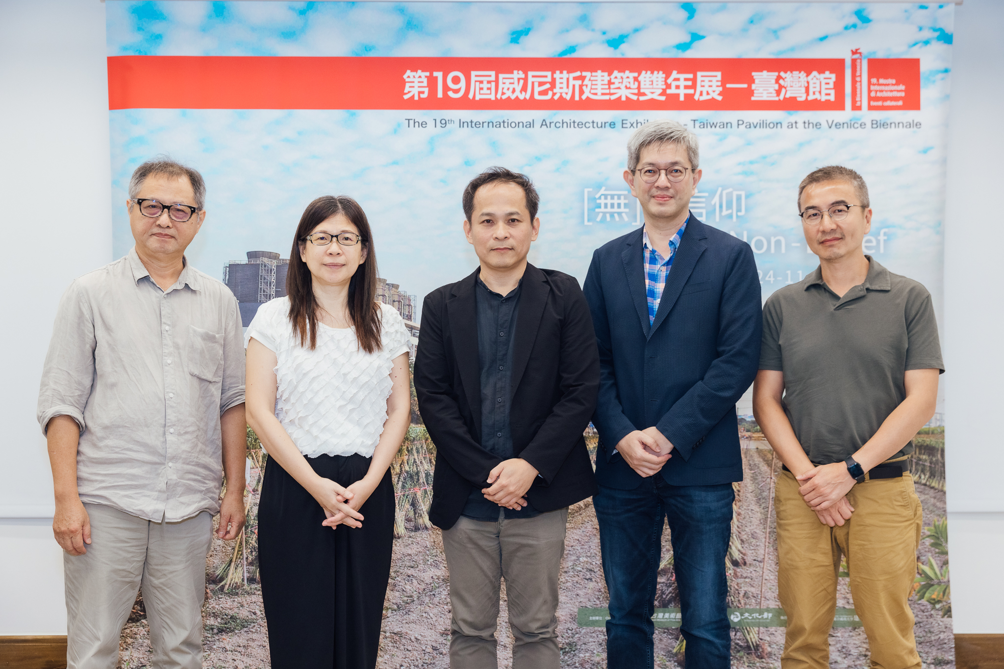 圖三:(由左至右)評審徐明松教授、國美館陳貺怡館長、策展人薛丞倫、協同策展人吳秉聲、江松長導演