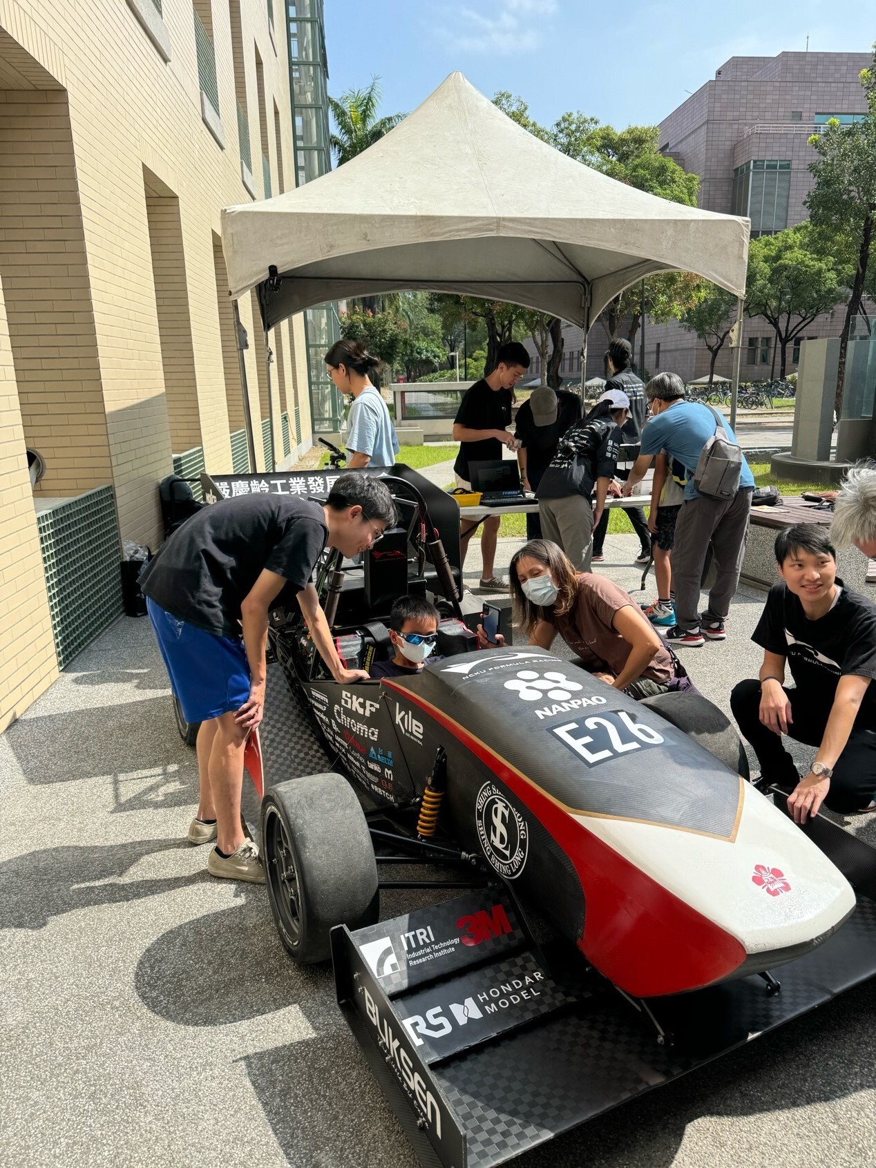 今年也邀請了成大工學院機械系的方程式車隊來向民眾展示成大學生自己研發與製作的方程式賽車