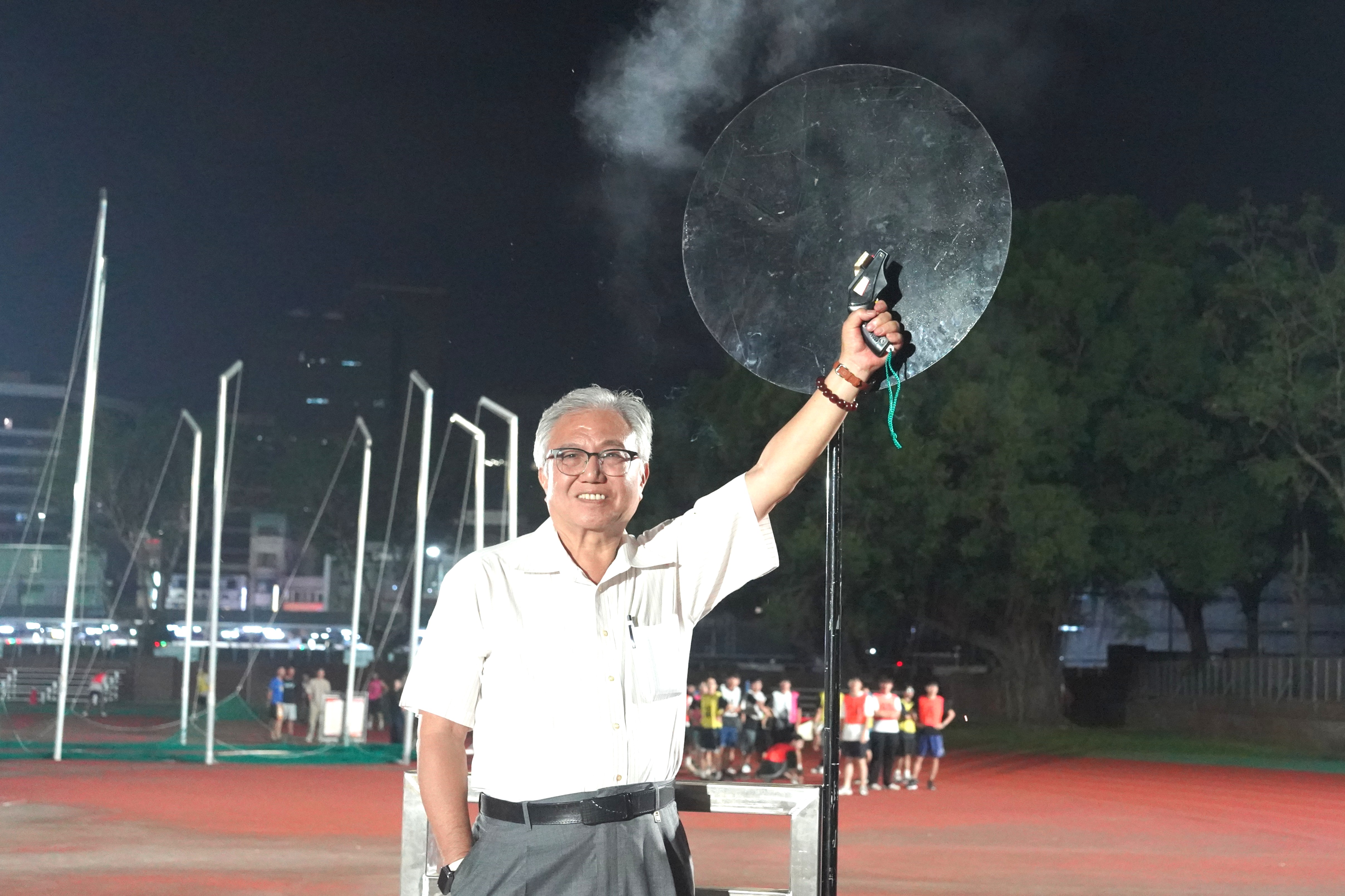 俊璋副校長為賽事鳴槍開跑,為選手們加油鼓勵。