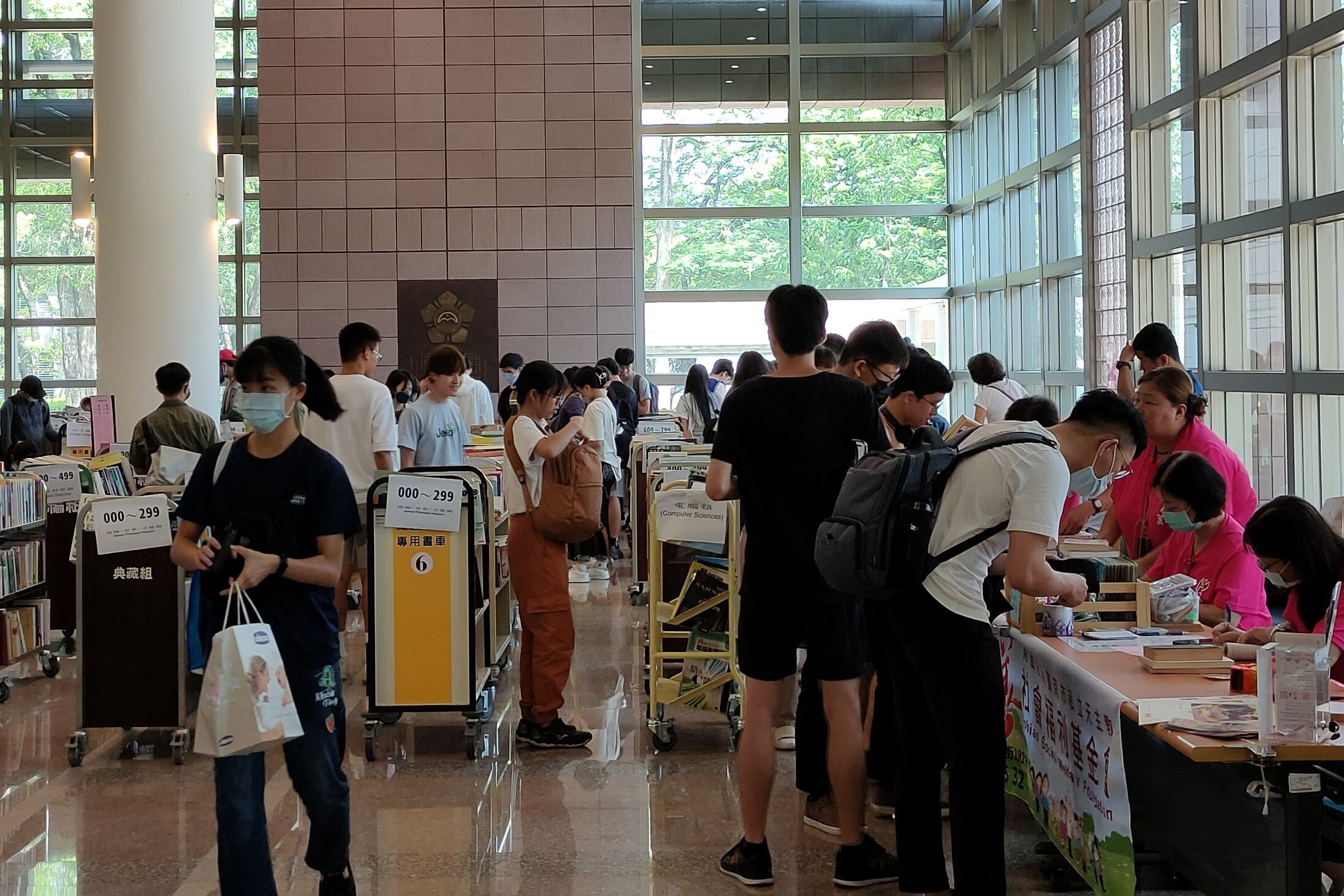 成大圖書館二手書義賣書籍種類廣泛，本週五 9 月 15 日是義賣活動最後一天，活動將於下午 3 點結束，提醒讀者把握時間前往