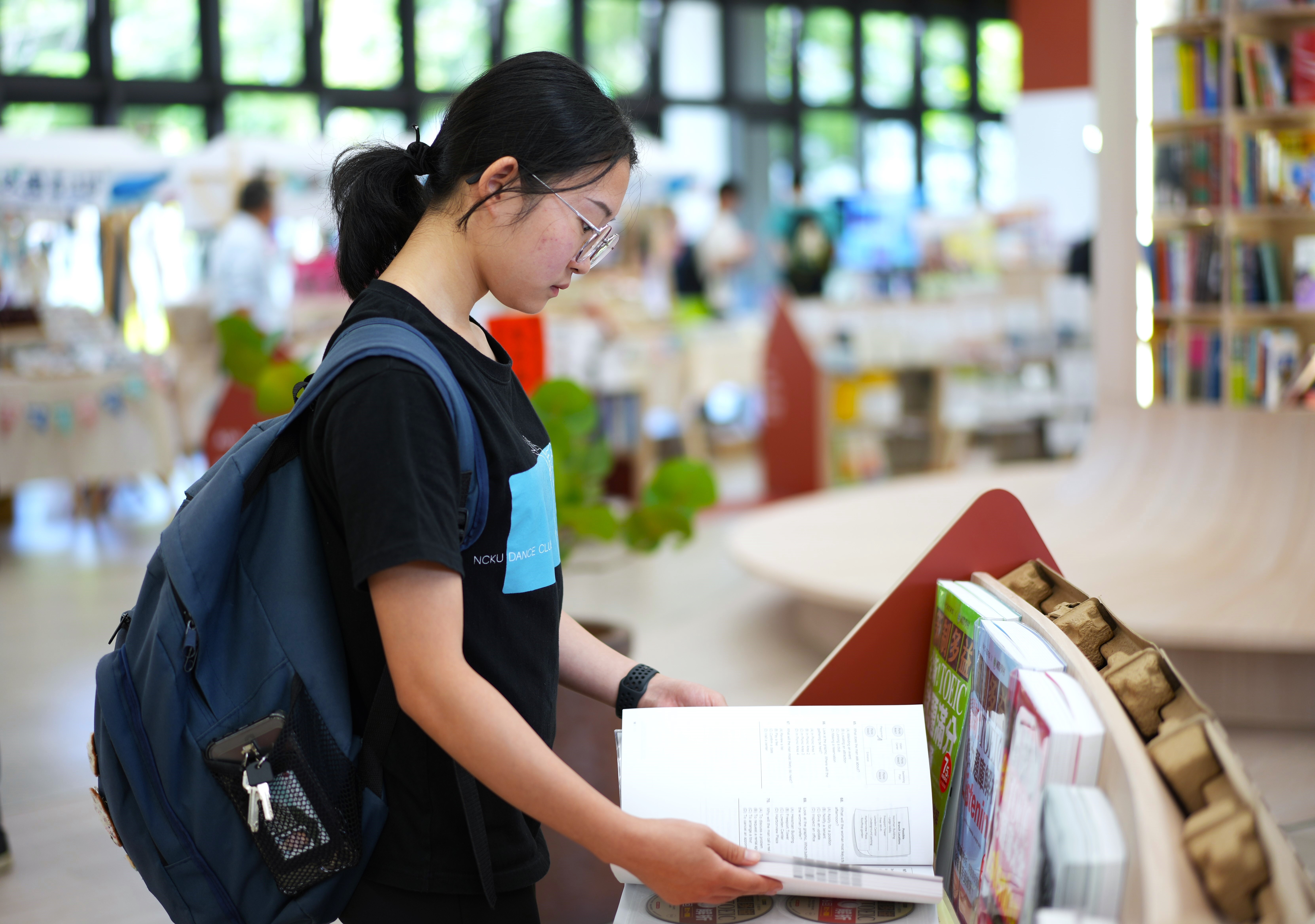 成大《麗文校園書局》不僅能滿足成大師生必需品的需求,也導入電子書新產品服務