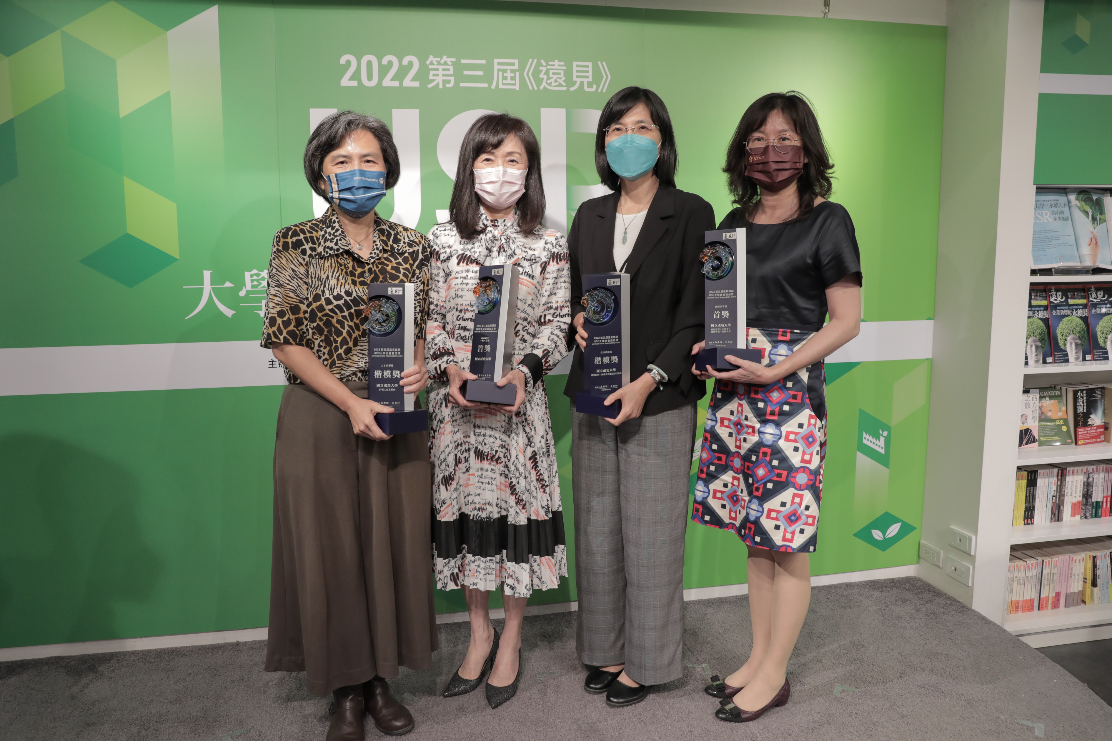 由左至右為理學院院長陳淑慧、校長蘇慧貞、副校長陳玉女、護理系主任柯乃熒 由左至右為理學院院長陳淑慧、校長蘇慧貞、副校長陳玉女、護理系主任柯乃熒