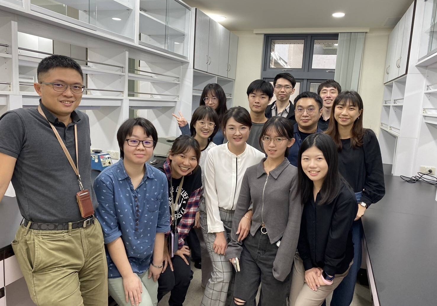 成大醫學檢驗生物技術學系陳百昇老師團隊,發現缺氧誘發因子在非轉錄層面上動態調控微型核糖核酸成熟化的新機制,成果受國際矚目,圖為團隊成員左一陳百昇老師、前排右三博士後研究員李婕寧