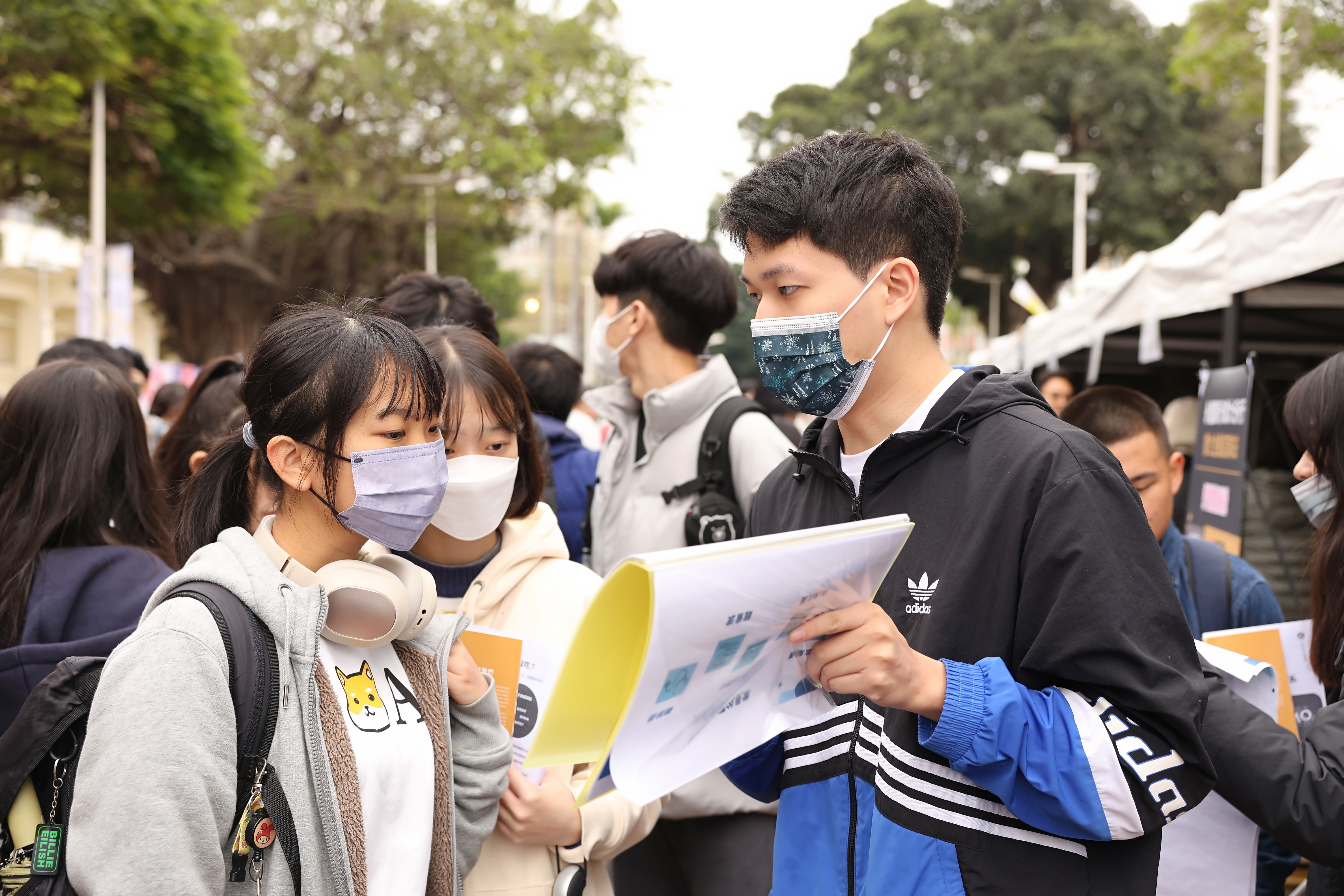 成大「新生支持辦公室」不僅提供線上資訊服務,還建立了完整的問題解答系統,包括「88888」專線電話和線上表單提問,於上班時間由專人處理,確保新生問題能迅速得到回答