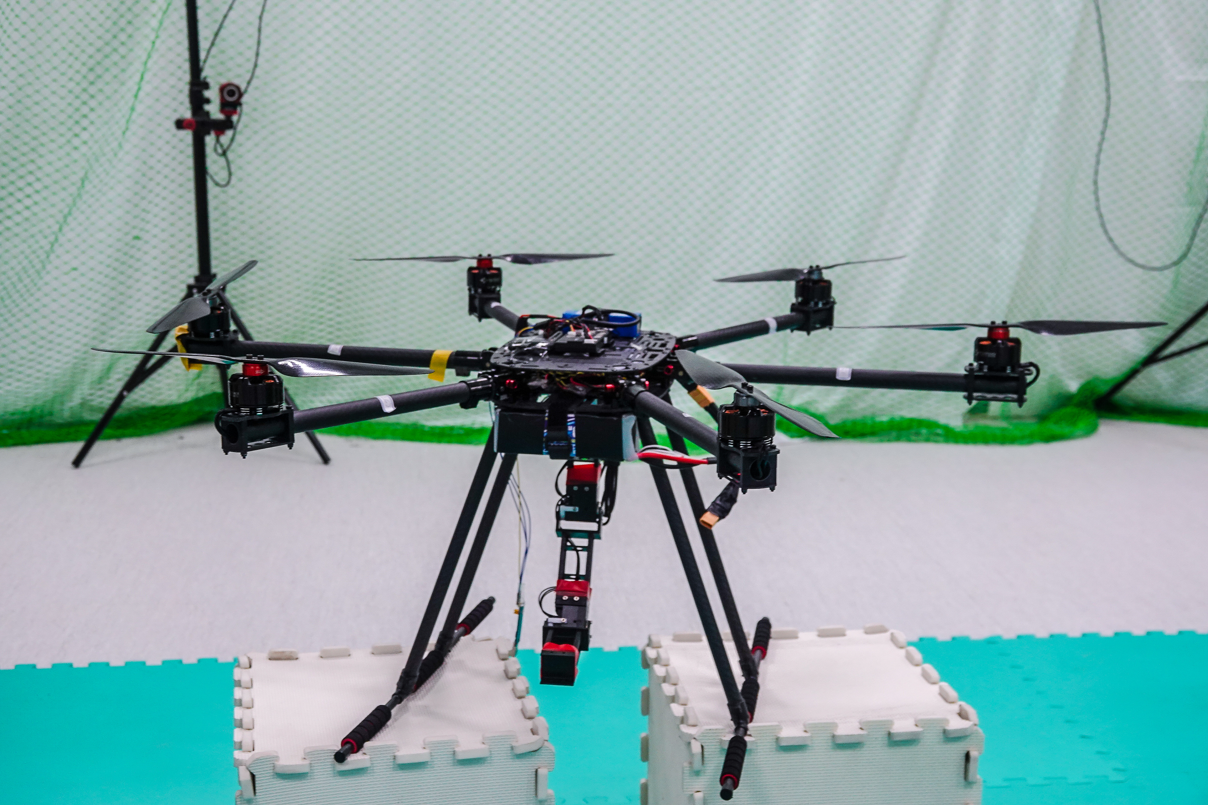 For traditional models, in addition to adjusting the flight direction, it is also necessary to adjust the position of the mechanical arm.