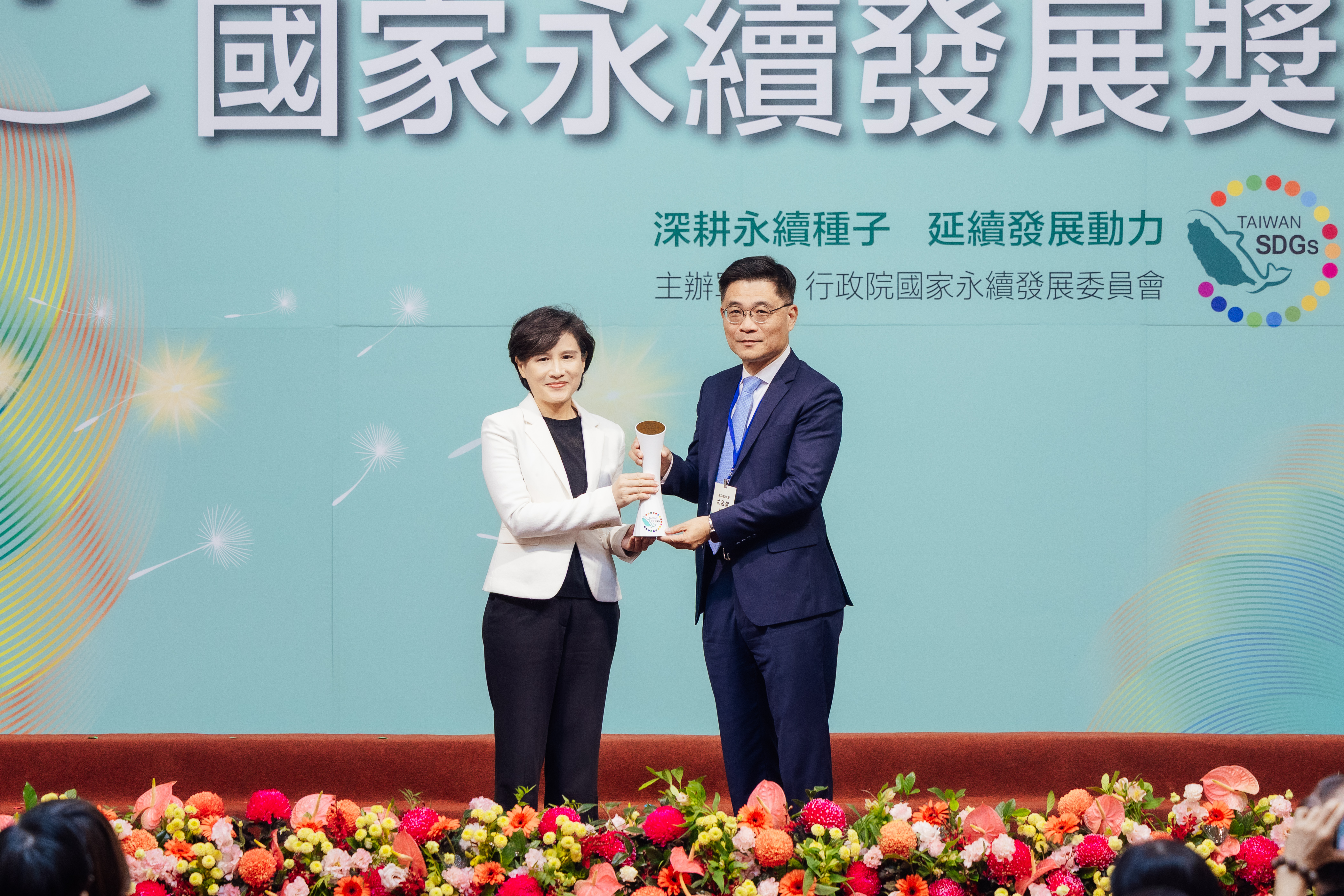 沈孟儒校長代表領獎,由行政院鄭麗君副院長頒獎