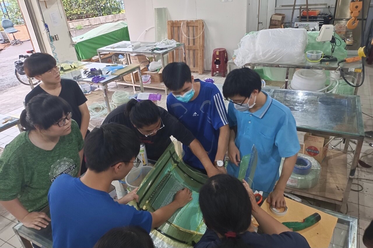 團隊學習用抽真空工法打造人力潛艇