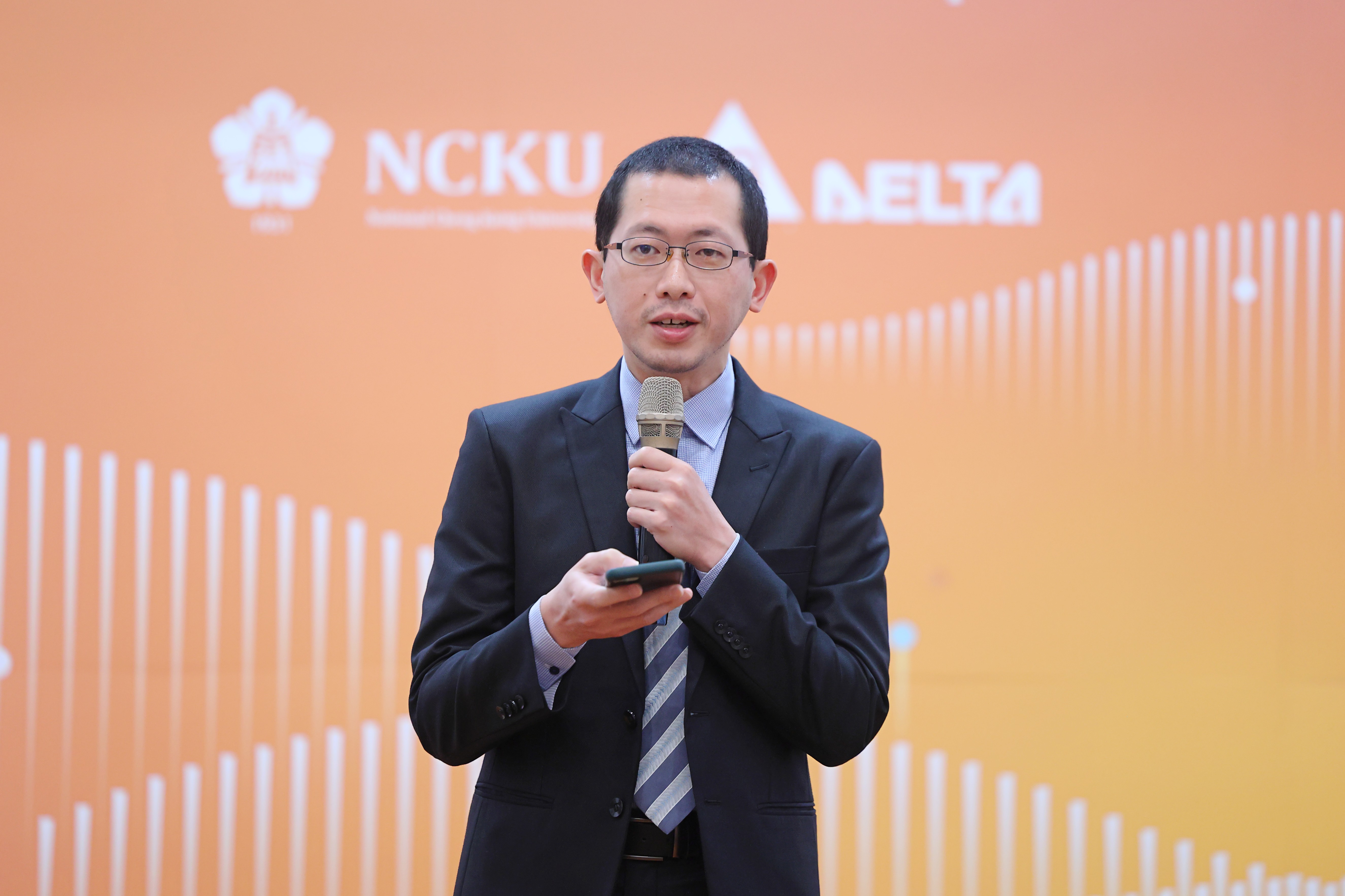 鍾昇恆老師研究團隊自 2019 年成立以來學研成果不斷突破，2025 年 11 月正式突破百篇論文發表，標誌臺灣在鋰硫電池研究領域於質量、數量及國際影響力方面都達到新的里程碑。