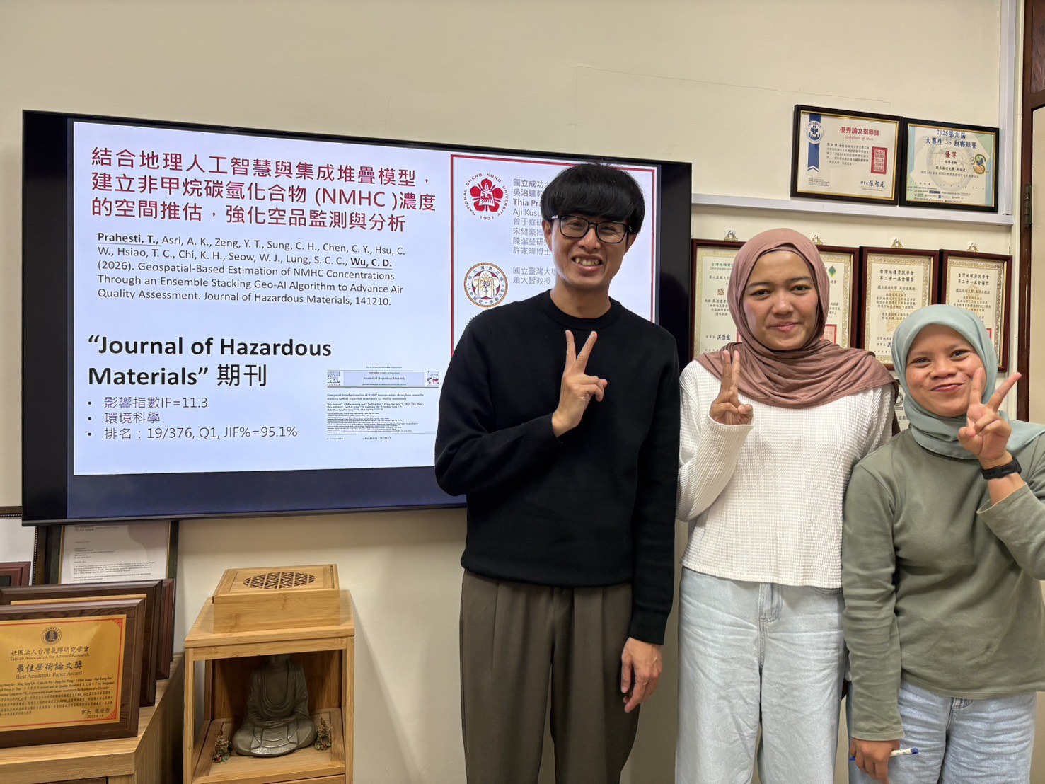 成大測量及空間資訊學系教授吳治達帶領的跨校跨領域團隊,運用並結合地理人工智慧及機器學習等多種工具,成功建構出造成臭氧汙染的重要前驅物質「非甲烷碳氫化合物」詳細分布,成果刊登在國際環境領域頂尖期刊,圖中左起吳治達與論文主要作者成大測量系碩士生Thia Prahesti、博士後研究員 Aji Kusumaning Asri