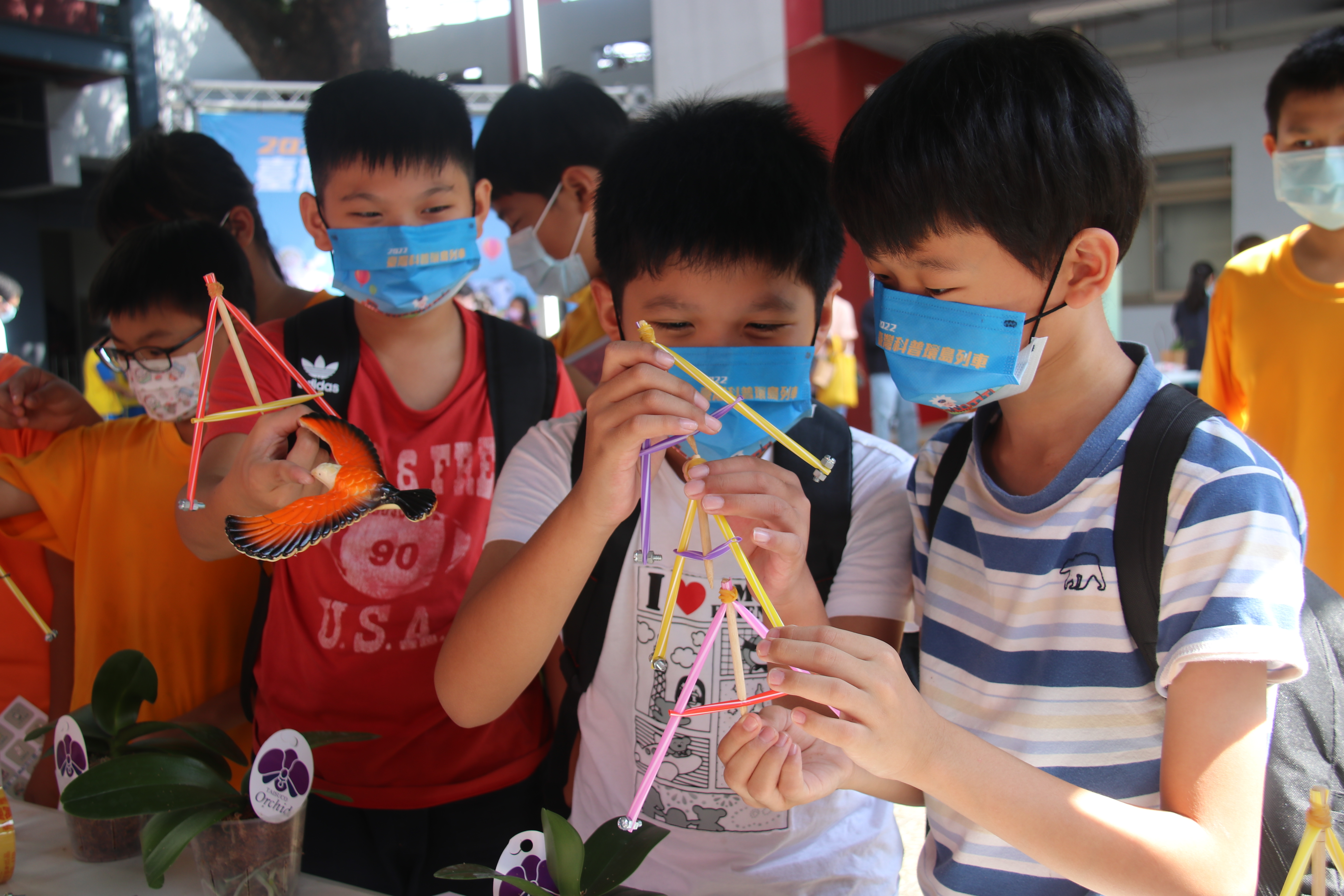 不少國小學童第一次看見自己常玩的「指尖陀螺」,竟然與科學有關,都感到相當好奇。
