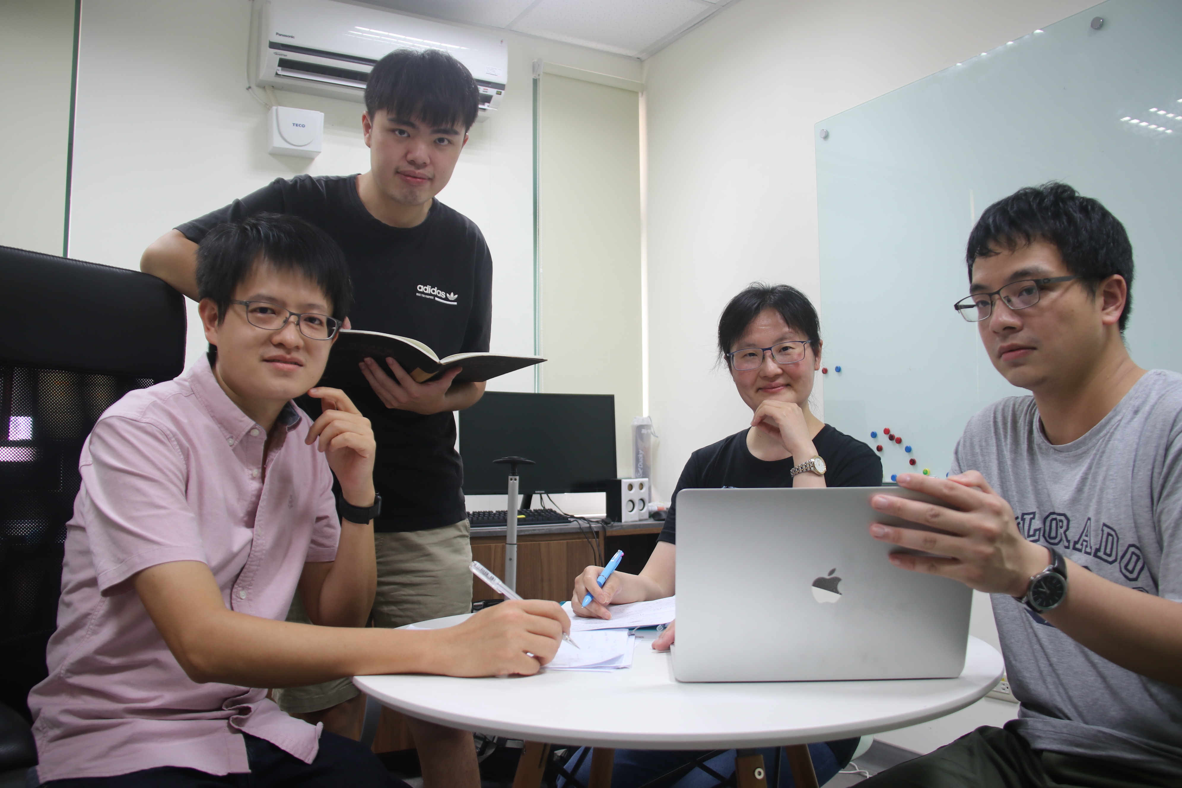 國立成功大學物理系副教授兼成大前沿量子科技研究中心張景皓（左）與其研究團隊