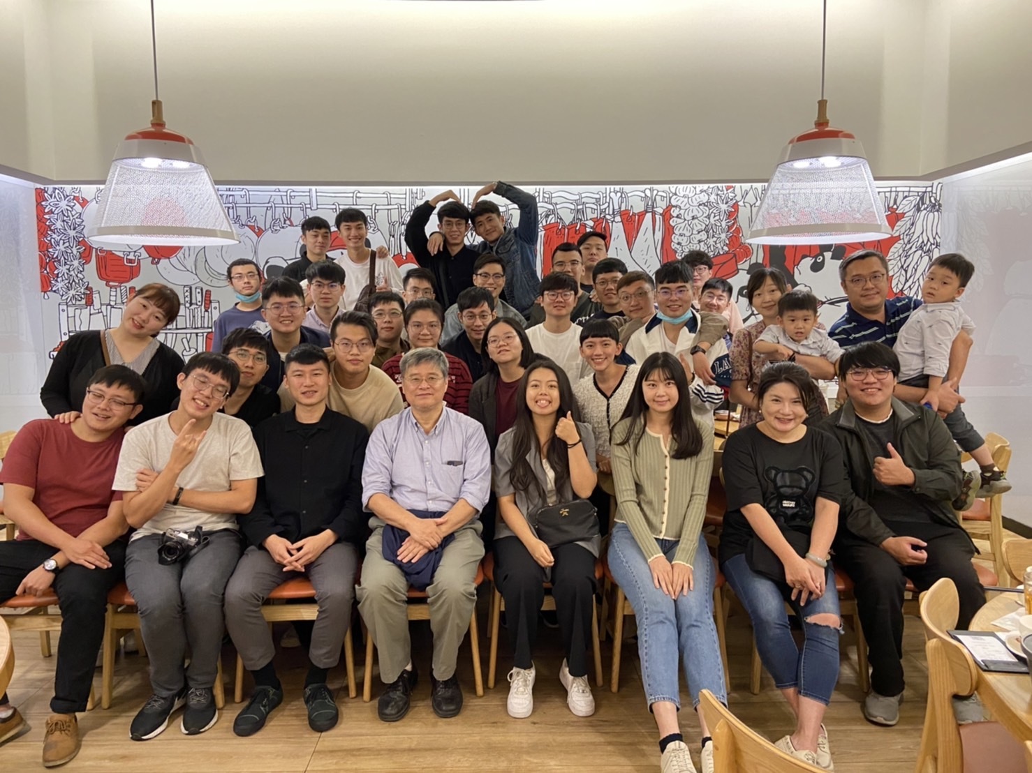 成大機械系特聘教授李永春獲頒 111 年傑出工程教授獎 李永春教授與實驗室團隊合影