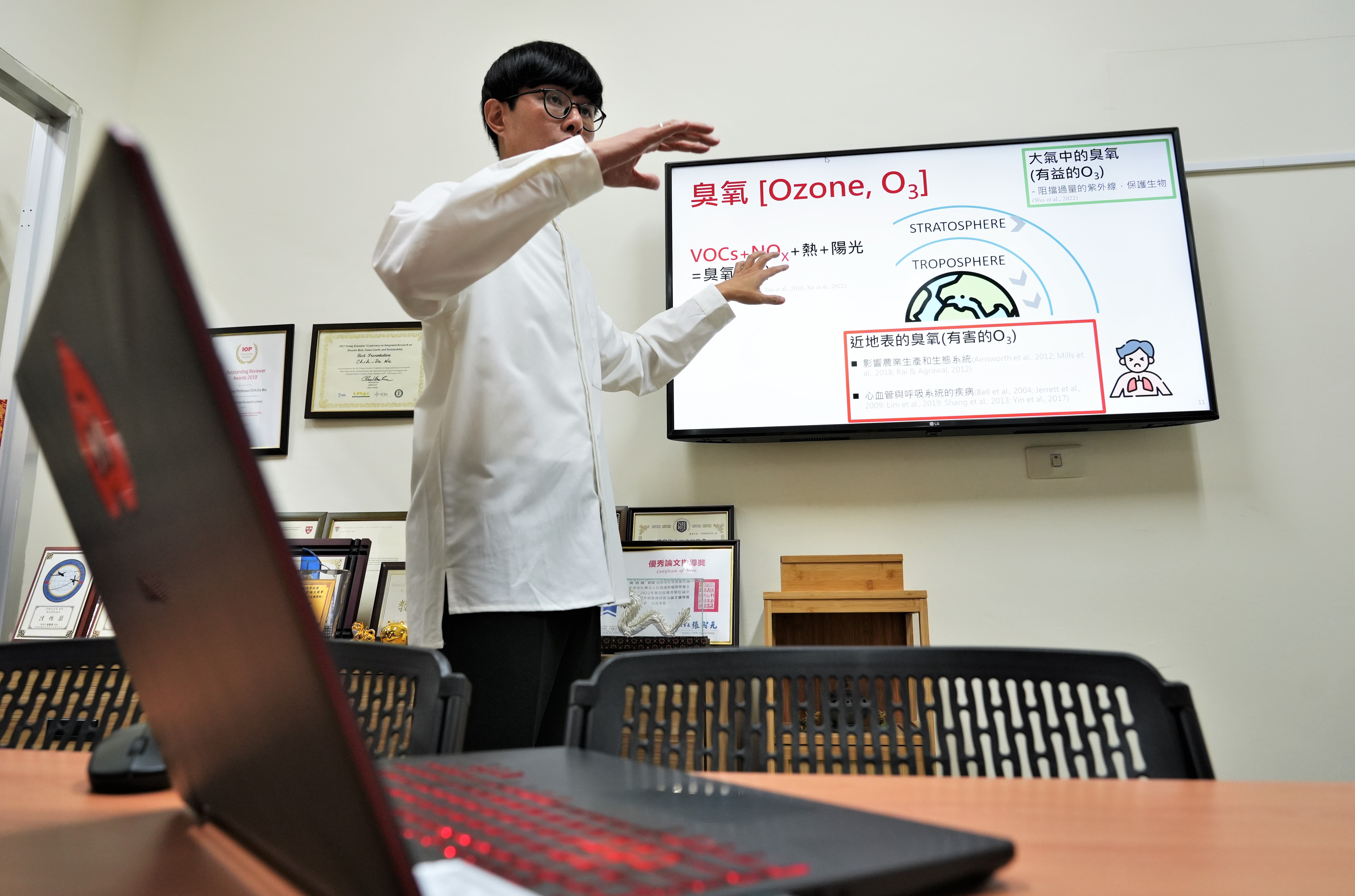 近年來臭氧(Ozone)的排放來源、負面影響逐漸受到關注,引起成大測量系吳治達副教授的研究靈感