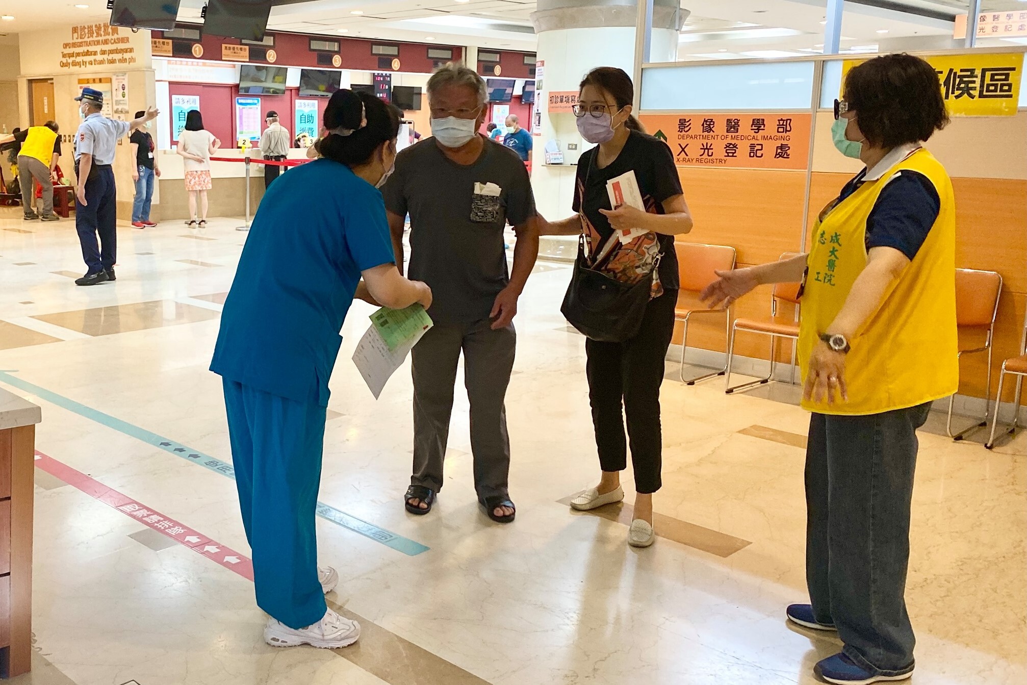 成大醫院滾動式增加引導人員疏散人潮