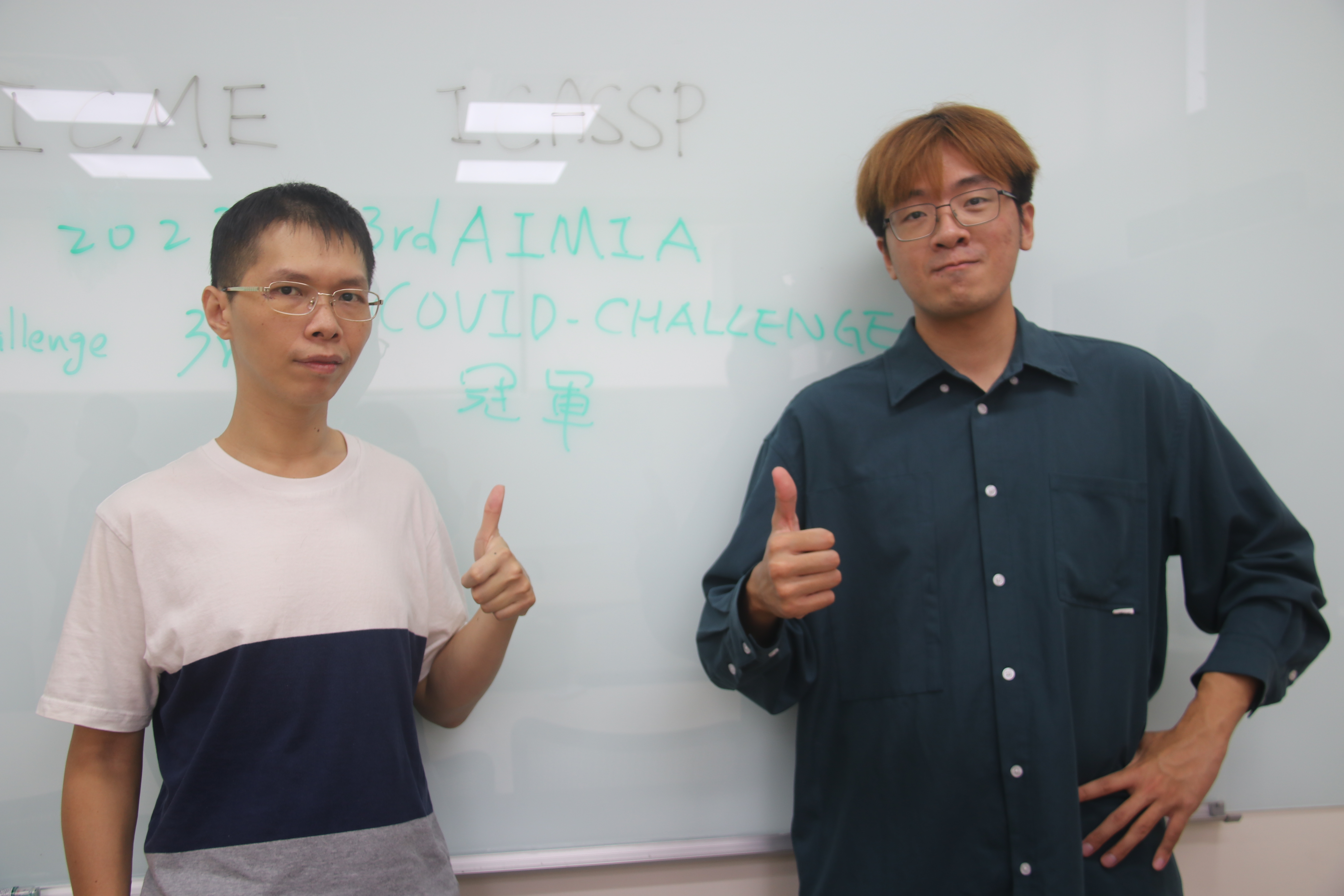 CVlab研究室的專任研究助理蔡其翰(左)與成大數據所一年級李家銘同學,獲IEEE ICASSP 3rd COV19D Competition世界冠軍