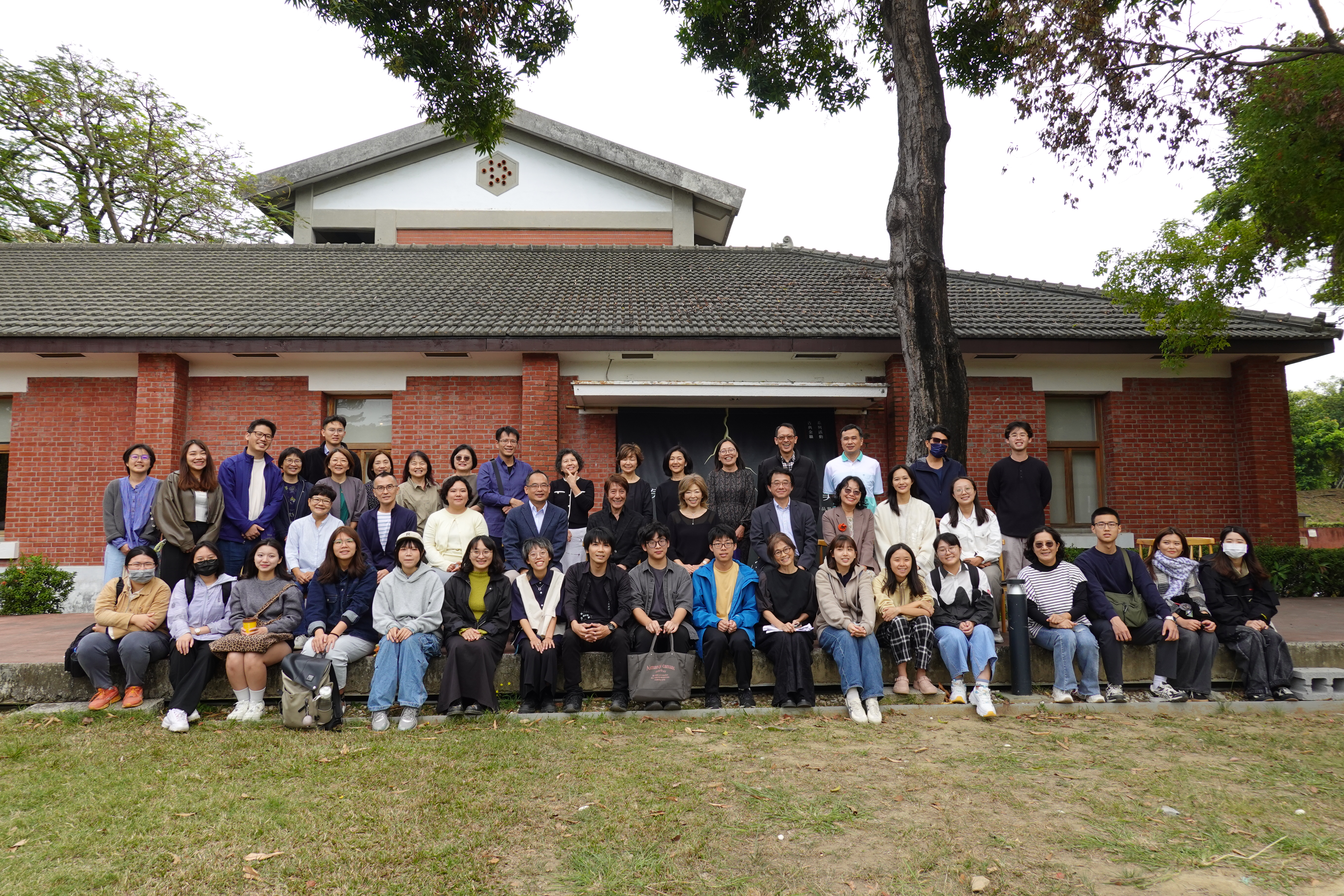 12 月 3 日中午展示交流會,參與者一起說出金繼日文「Kintsugi」留下滿滿微笑的大合照