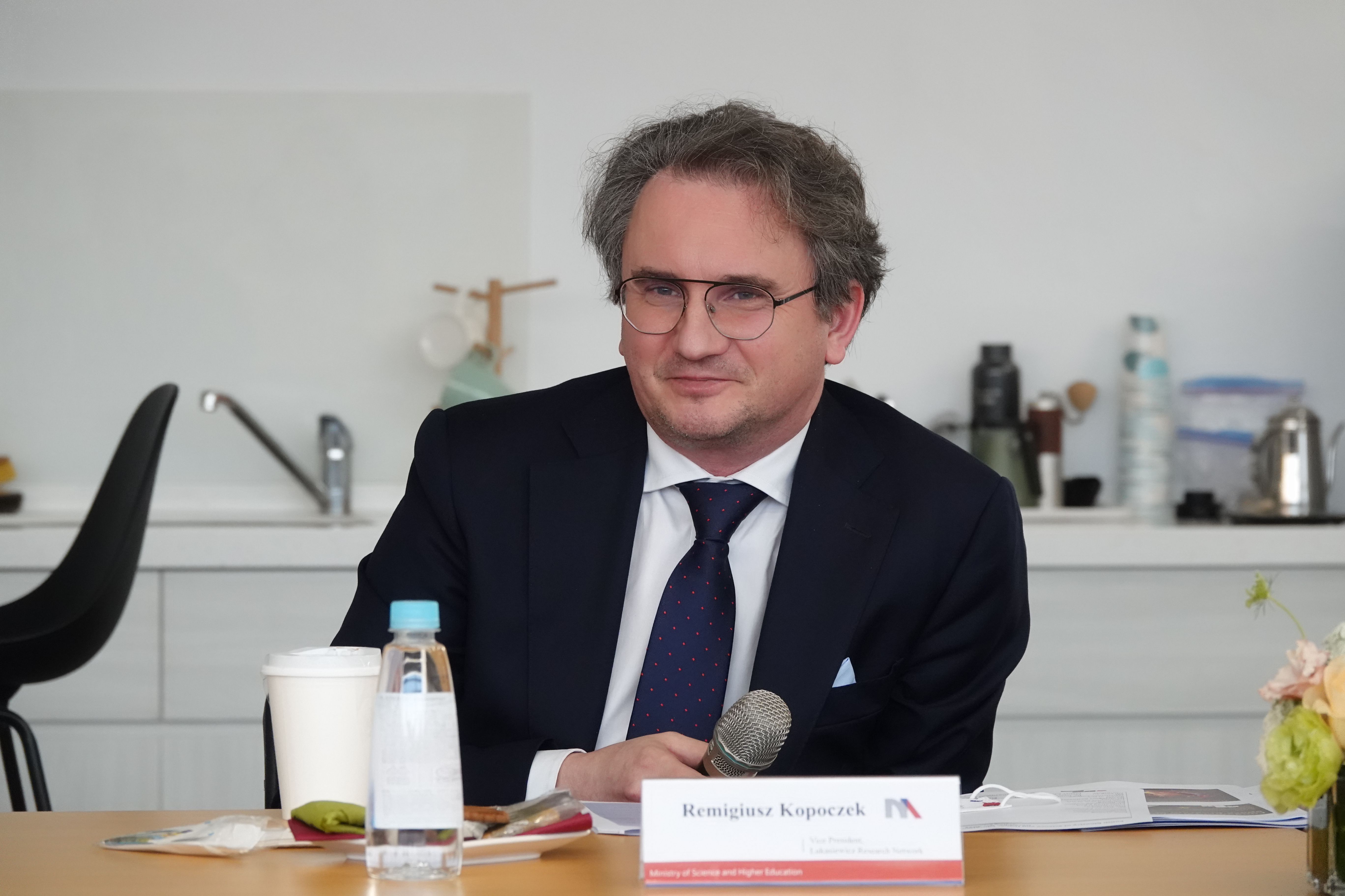 波蘭武卡謝維茨研究網絡副總裁雷米吉烏斯.科波切克(Remigiusz Kopoczek)會中表示有興趣在微電子、光電、航太、材料學等領域和台灣有學術交流
