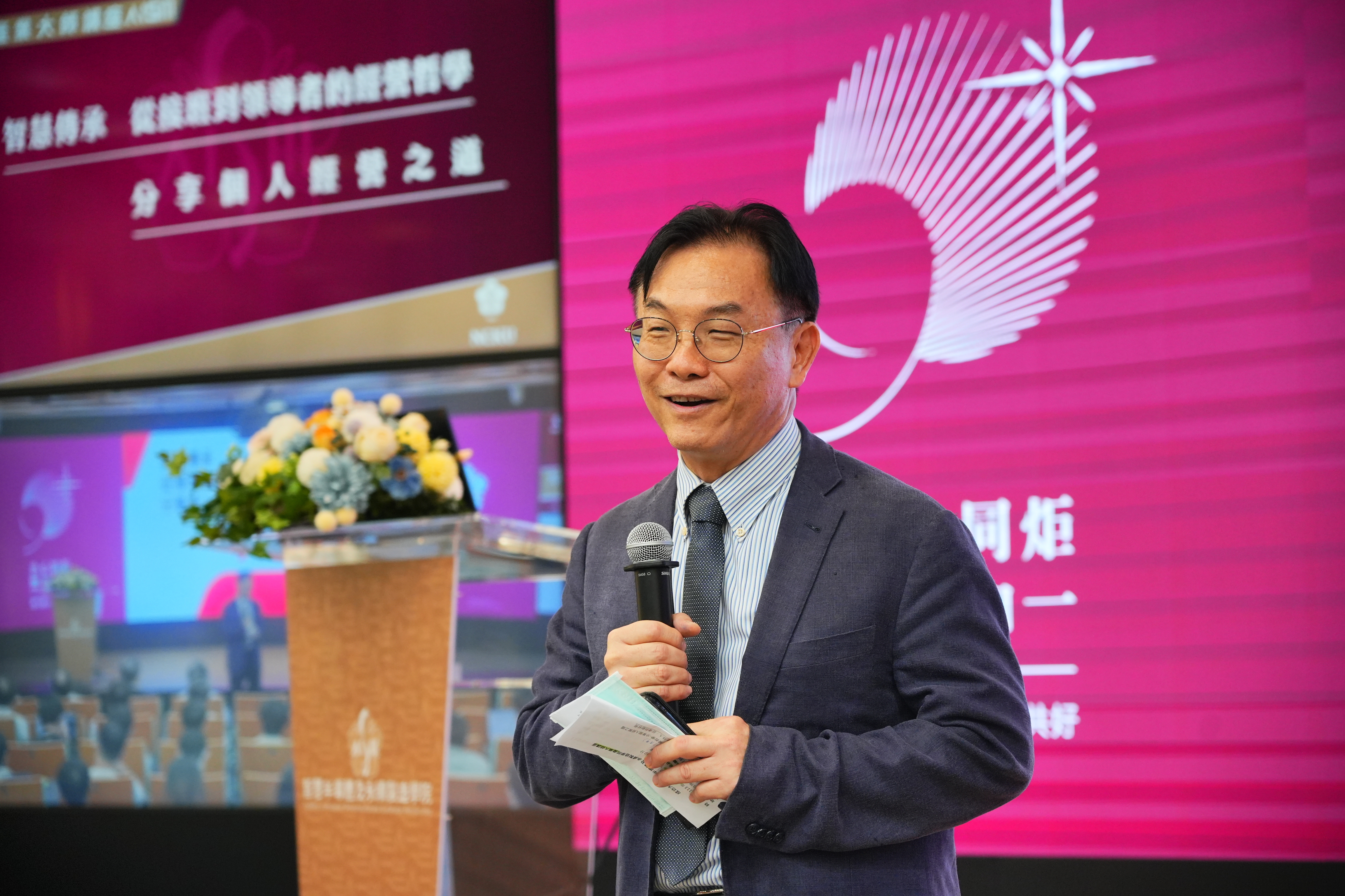 成大莊偉哲副校長代表成大師生歡迎大亞集團沈尚弘董事長及多位貴賓蒞臨,並指出大亞集團為企業傳承樹立良好的典範,