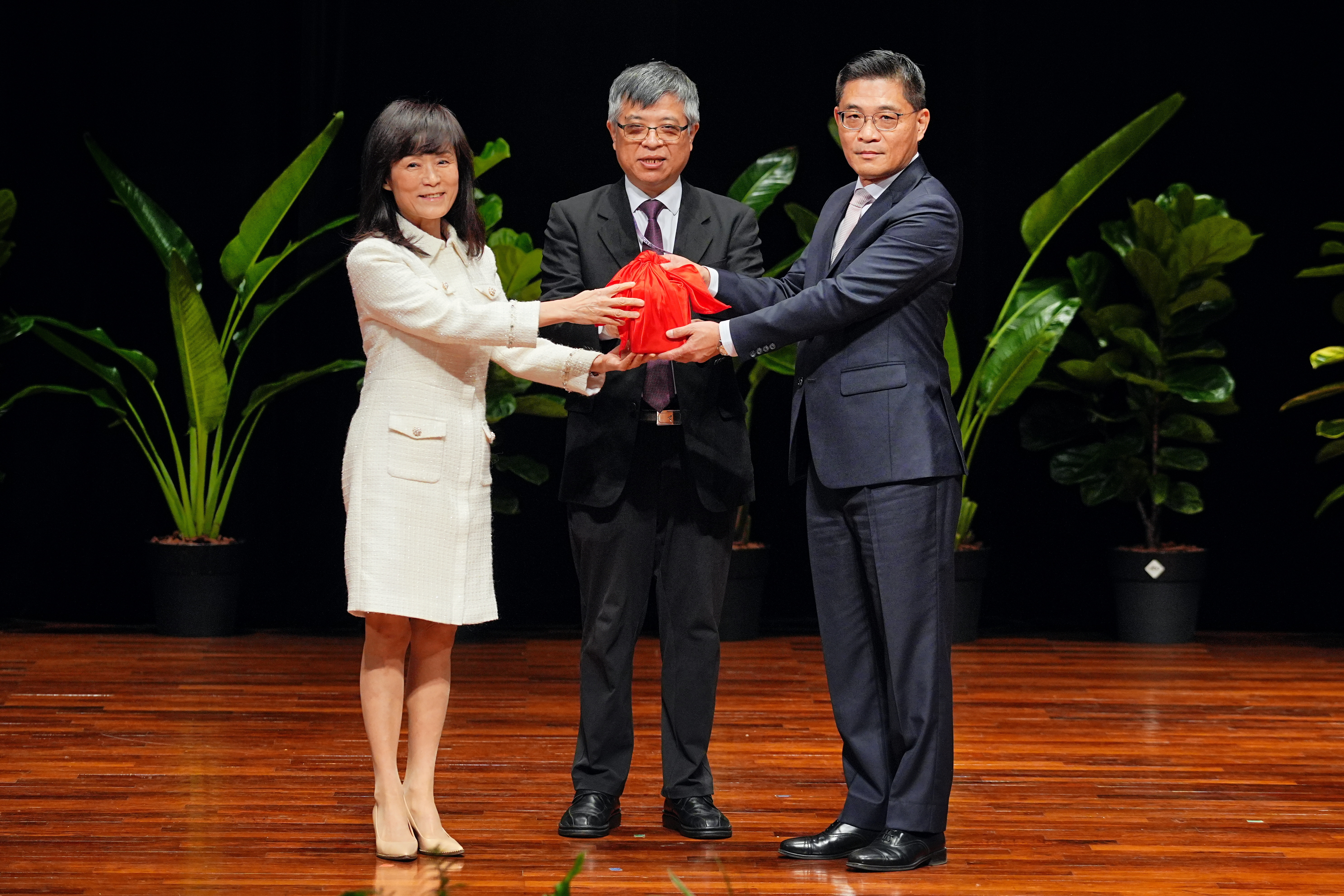 成功大學第18任校長沈孟儒(左)從卸任校長蘇慧貞(右)手中接過印信