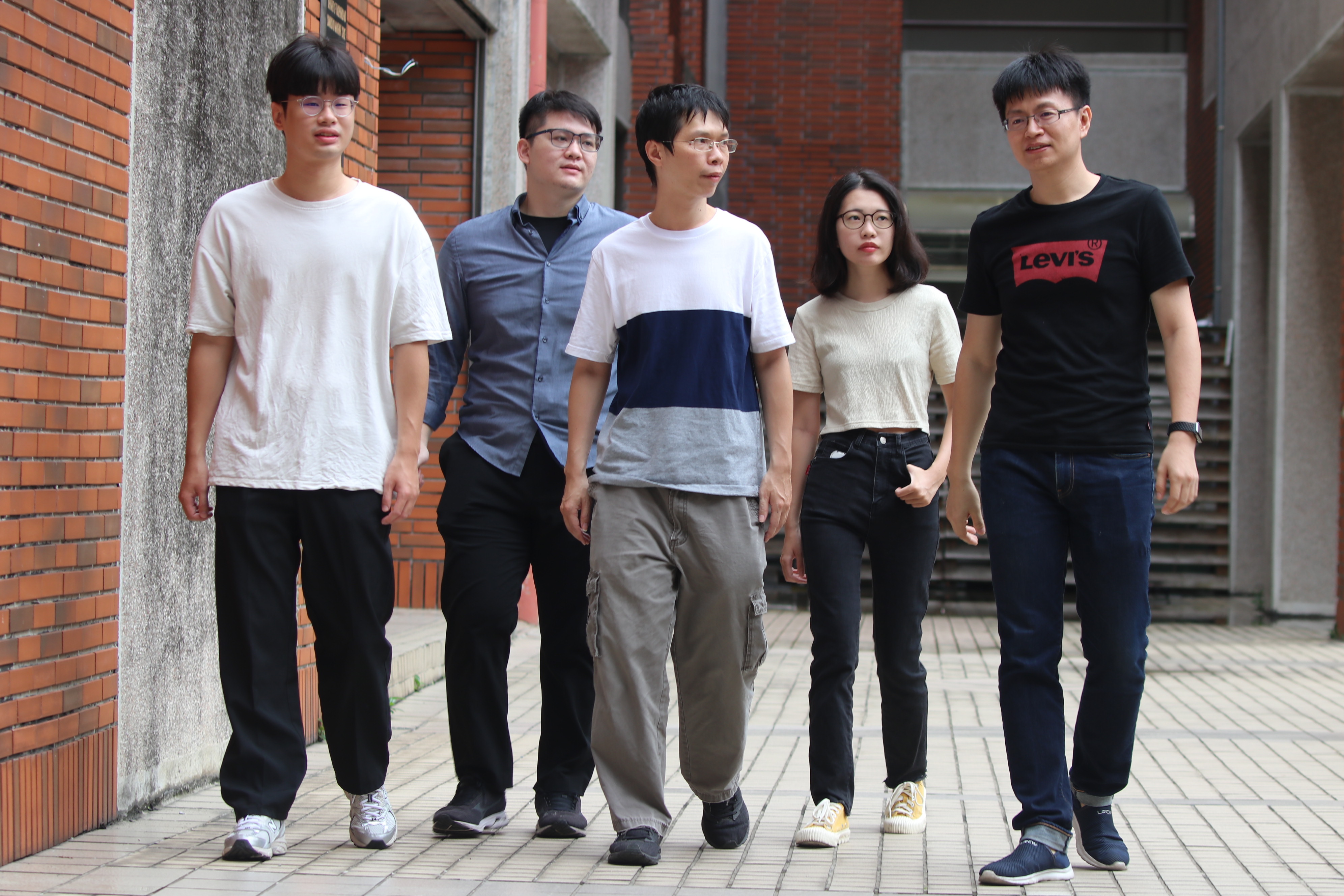 國立成功大學數據所許志仲助理教授(右)帶領團隊,參加新冠肺炎辨識競賽奪冠。