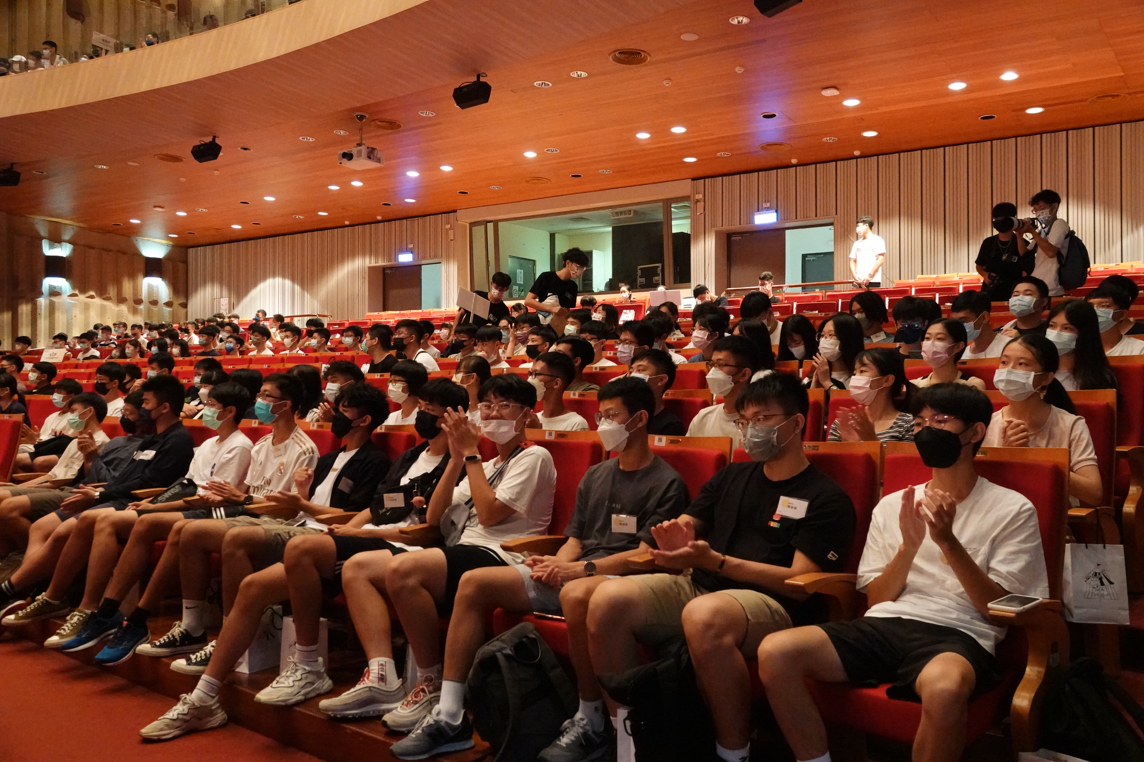 今年開幕典禮將 9 大學院新生分散在校內 8 個場館同時進行