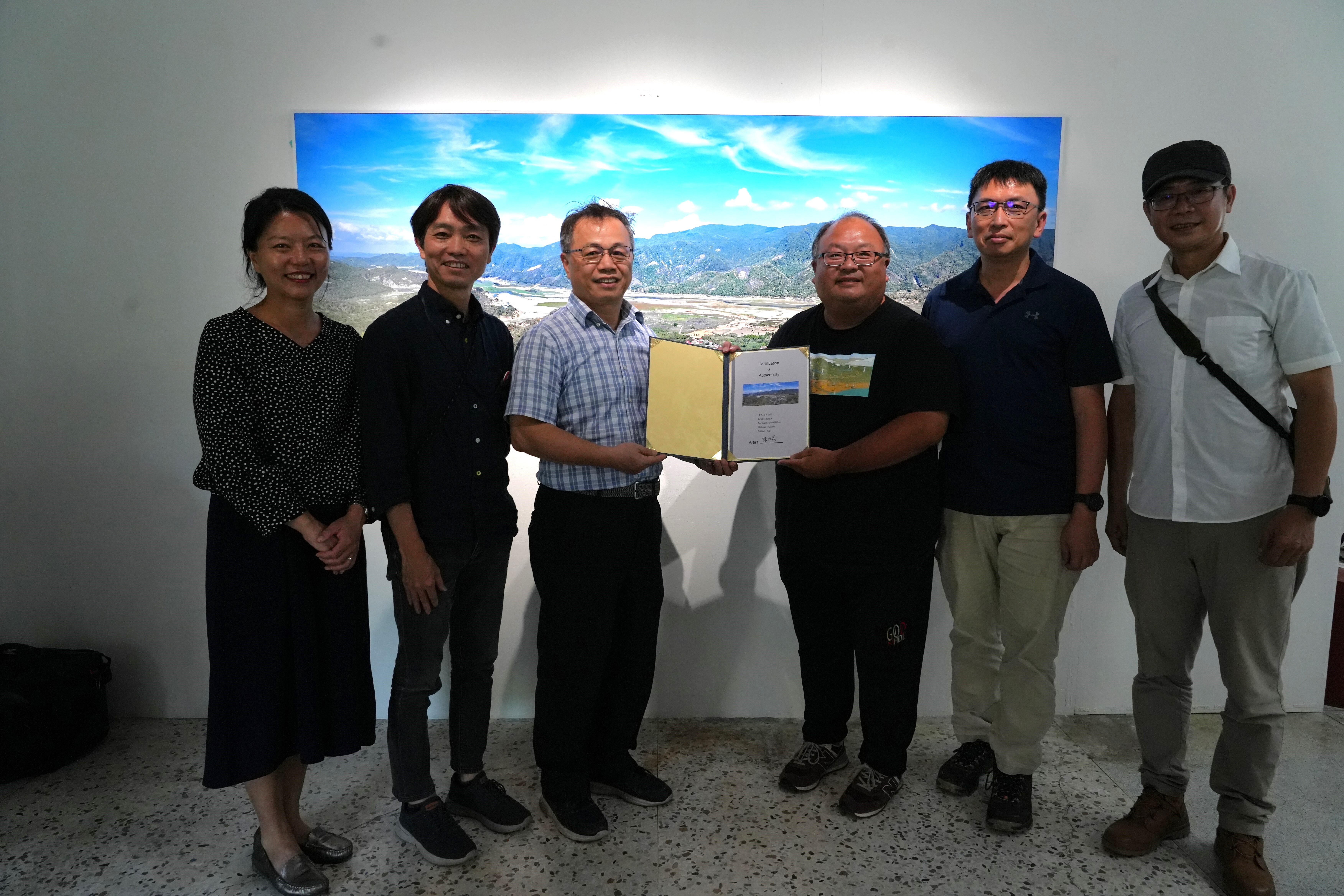 陳伯義藝術家,特別在活動現場捐贈自己的作品─《2021曾文大旱I》給該學系,表達對母校的深厚情感。