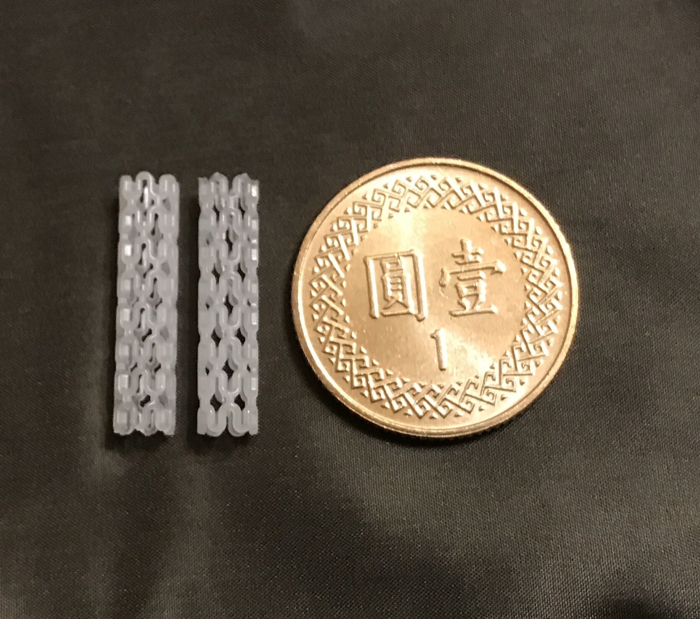 圖三:成大團隊利用結合鎂與聚乳酸塑料的新型材料PLAM,製作的血管支架,兼具易降解及可攝影追蹤特性。