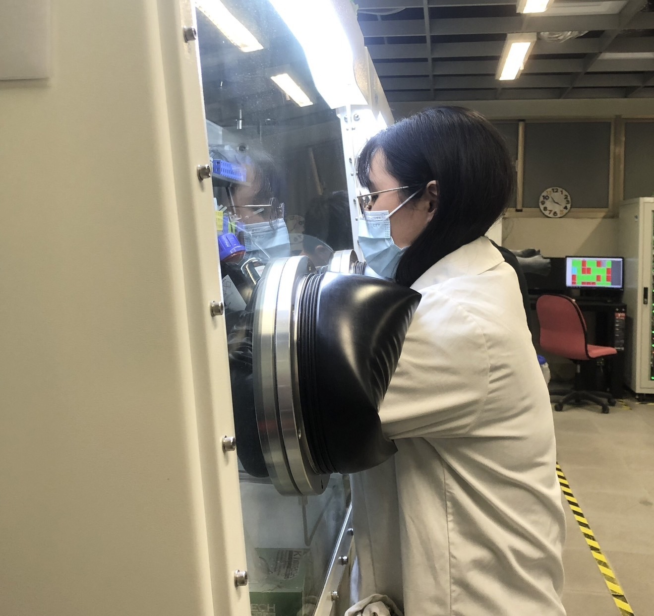 本論文第一作者王俞鈞同學進行水泥／多硫化物電池製作示範S__19488779