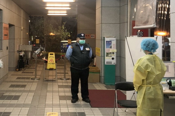 成醫在急診入口設有發燒篩檢站在院外將疑似患者有效分流至「新冠肺炎檢疫站」