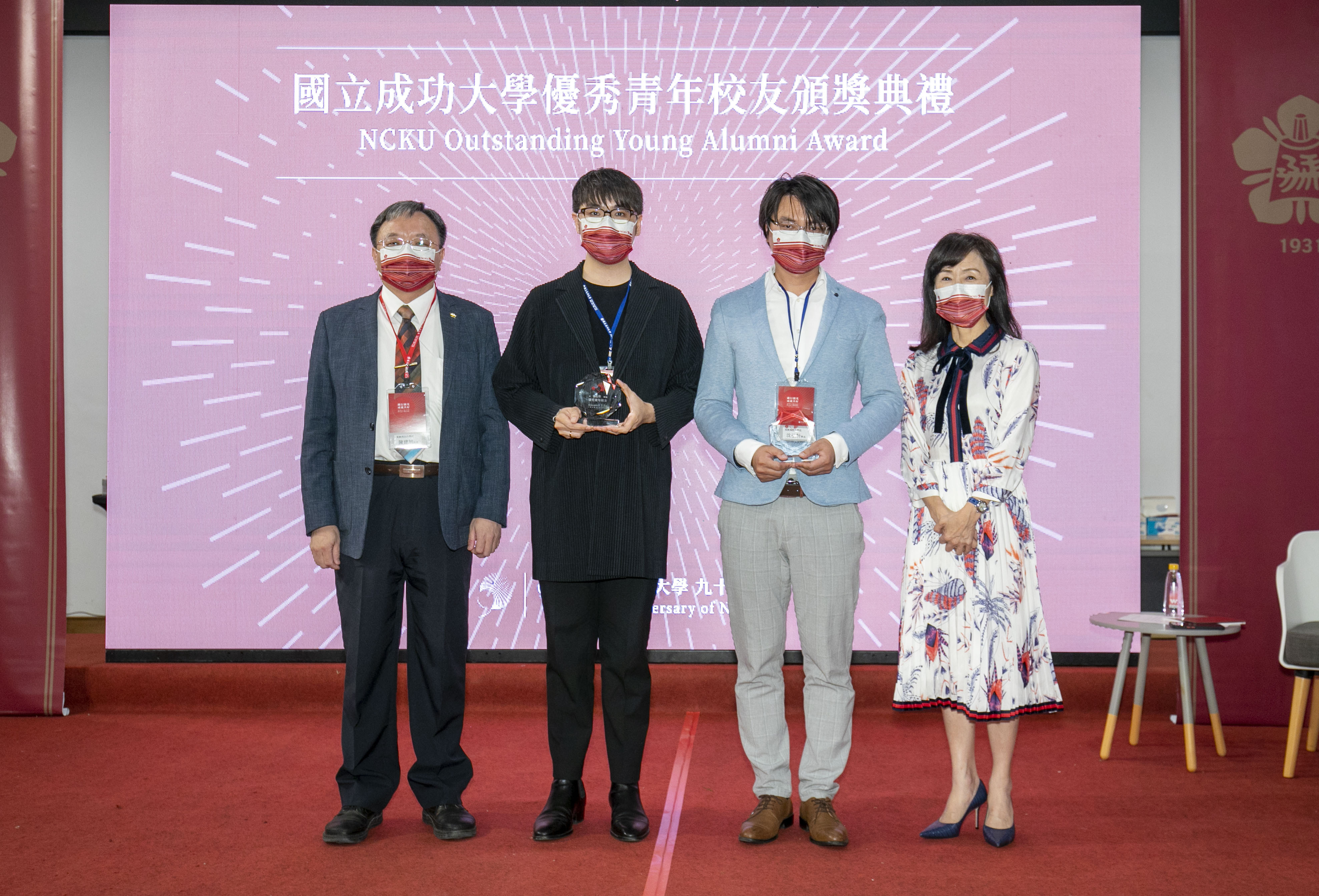 規劃與設計學院得獎者與蘇慧貞校長(右 1)、師長合影 規劃與設計學院得獎者與蘇慧貞校長(右 1)、師長合影
