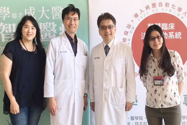 左起AI工程師吳孟珍、檢疫站站長陳柏齡、臨醫中心主任劉秉彥、AI工程師吳芸喬