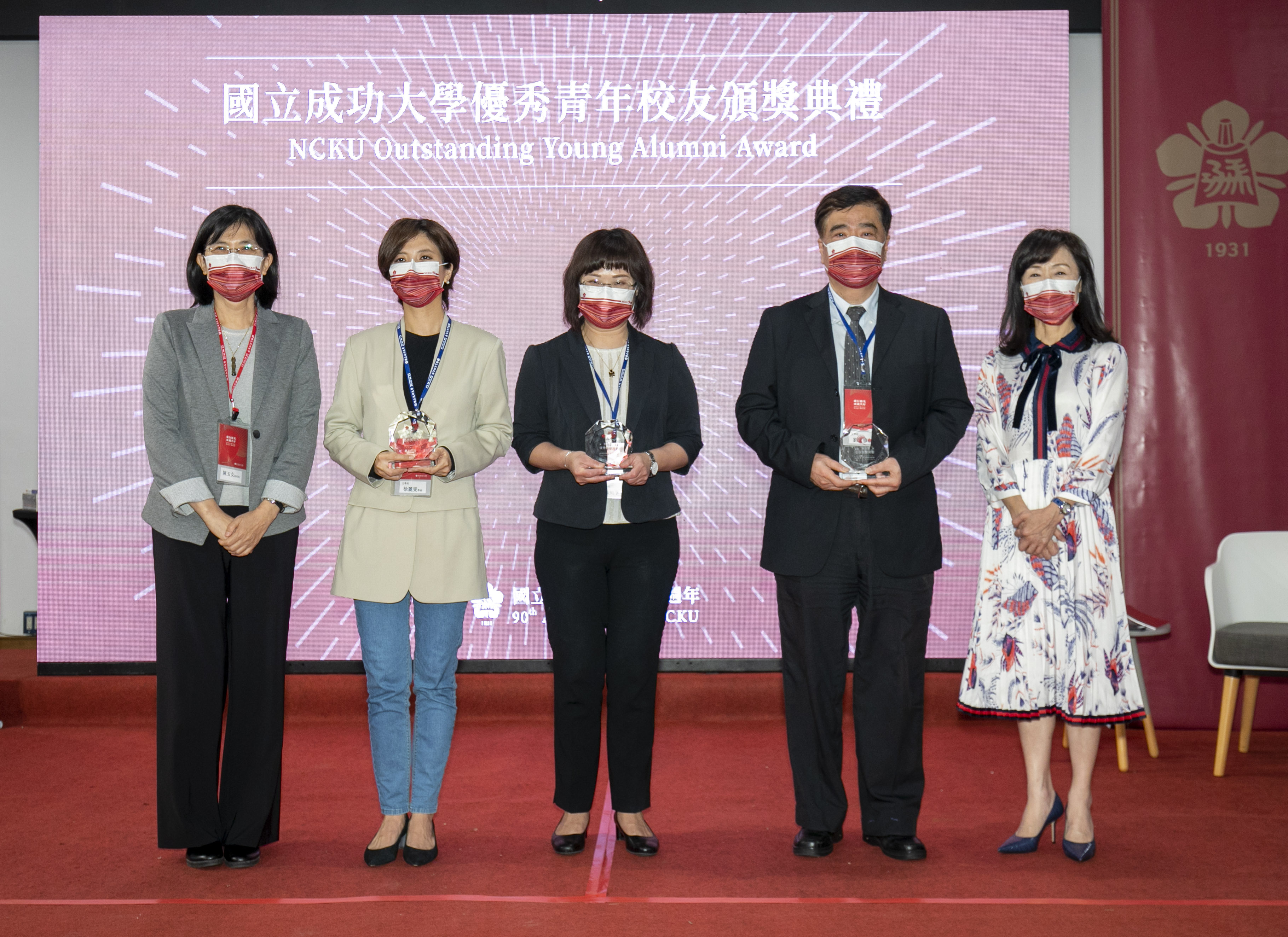文學院得獎者與蘇慧貞校長(右 1)、師長合影 文學院得獎者與蘇慧貞校長(右 1)、師長合影