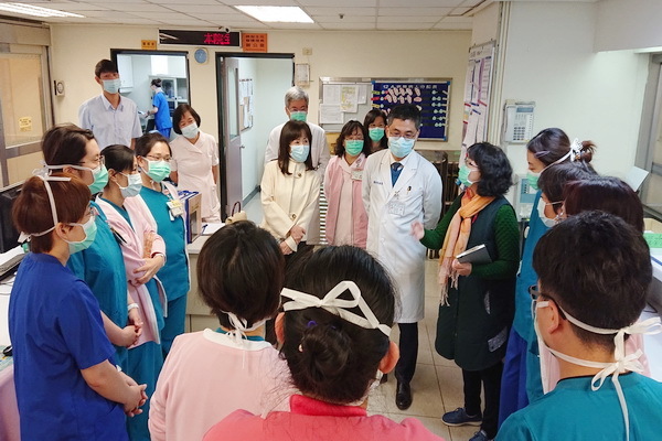 成大醫院院長沈孟儒與成大校長蘇慧貞親自到12A病房關懷前線奮戰的同仁