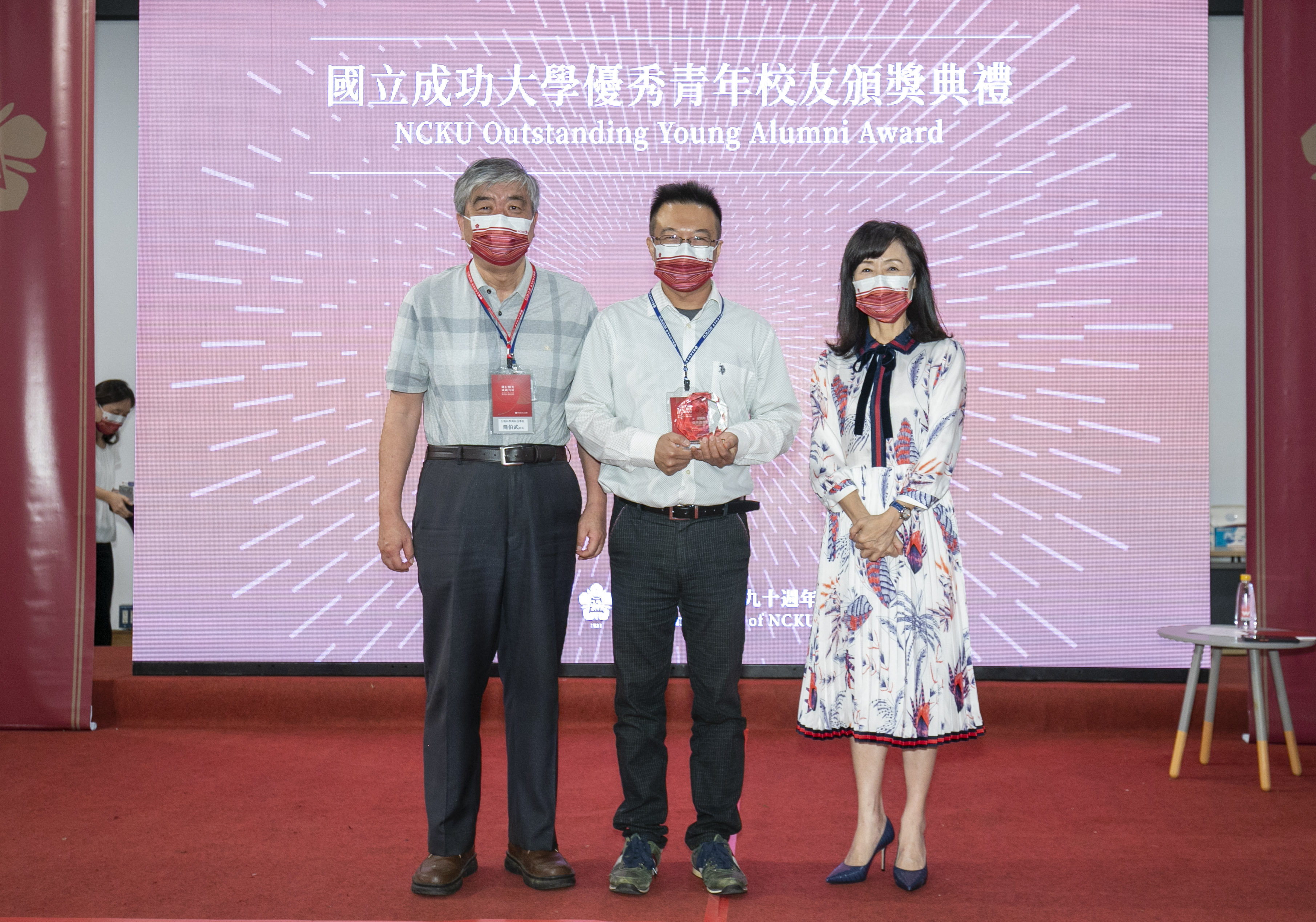 生物科學與科技學院得獎者與蘇慧貞校長(右 1)、師長合影 生物科學與科技學院得獎者與蘇慧貞校長(右 1)、師長合影