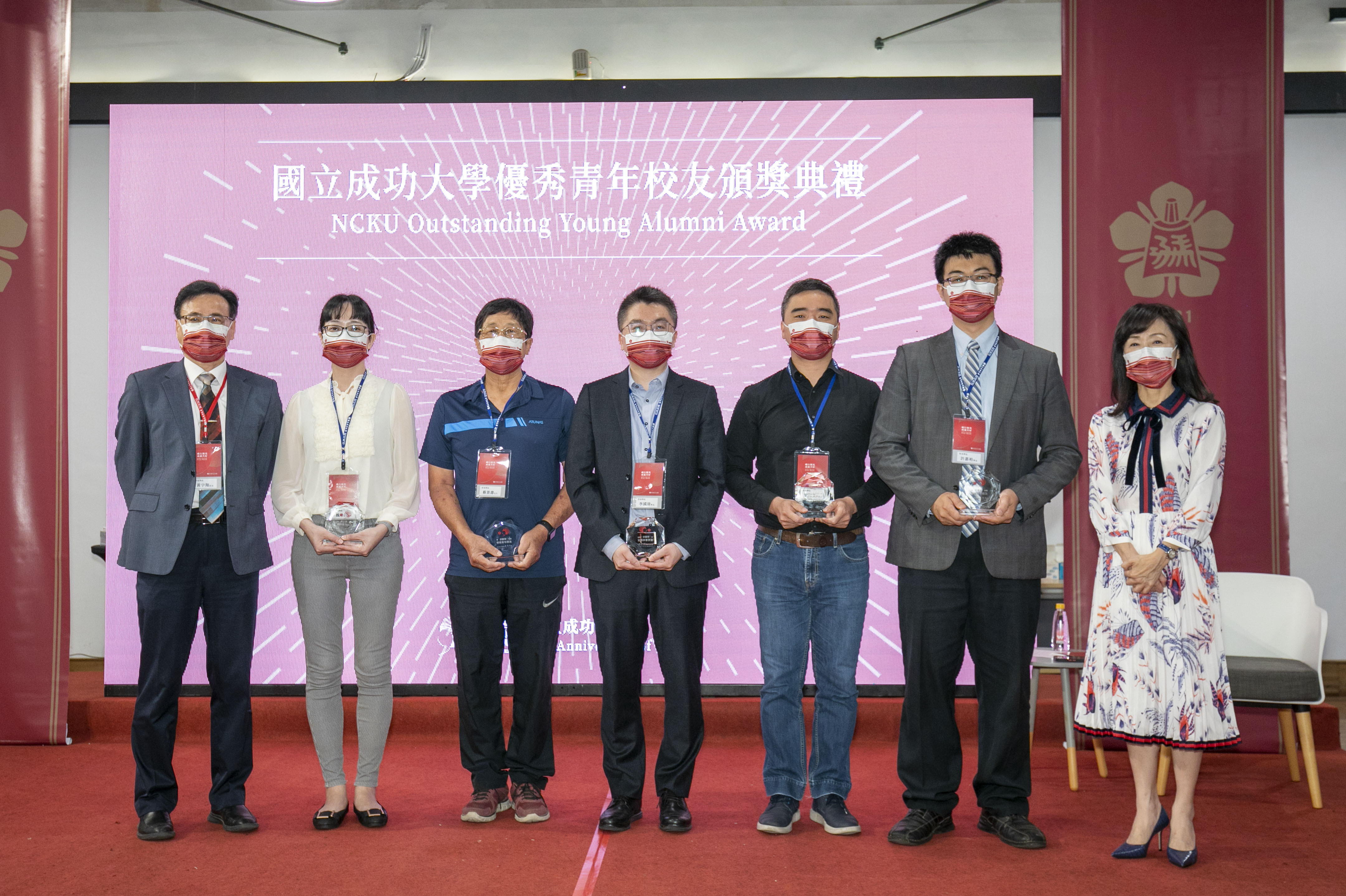 管理學院得獎者與蘇慧貞校長(右 1)、師長合影 管理學院得獎者與蘇慧貞校長(右 1)、師長合影