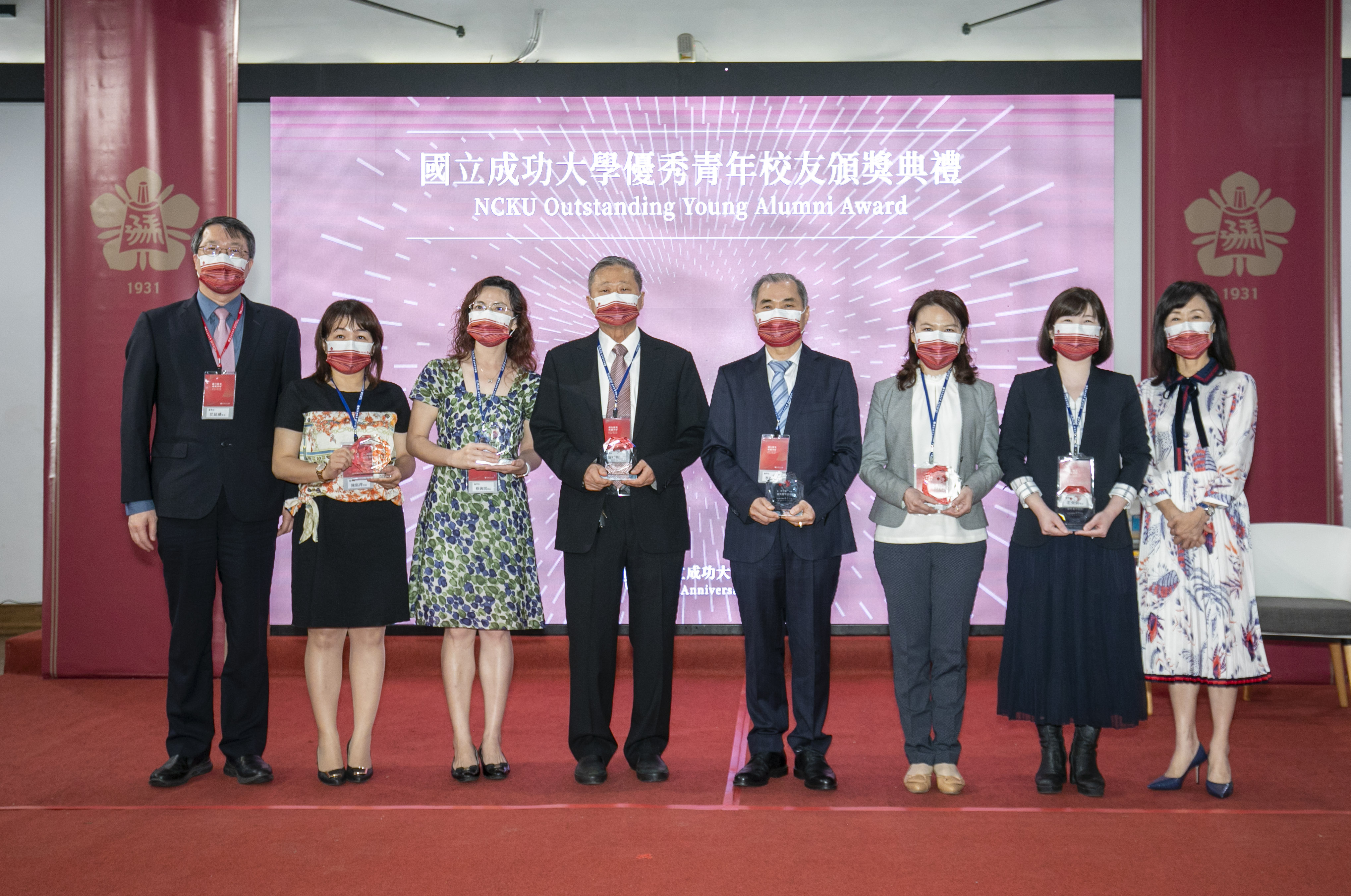 醫學院得獎者與蘇慧貞校長(右 1)、師長合影 醫學院得獎者與蘇慧貞校長(右 1)、師長合影