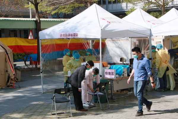 為阻隔新冠肺炎入院風險,成大醫院上下合力在院外築起有如戰地醫院的「新冠肺炎檢疫站」 為阻隔新冠肺炎入院風險,成大醫院上下合力在院外築起有如戰地醫院的「新冠肺炎檢疫站」