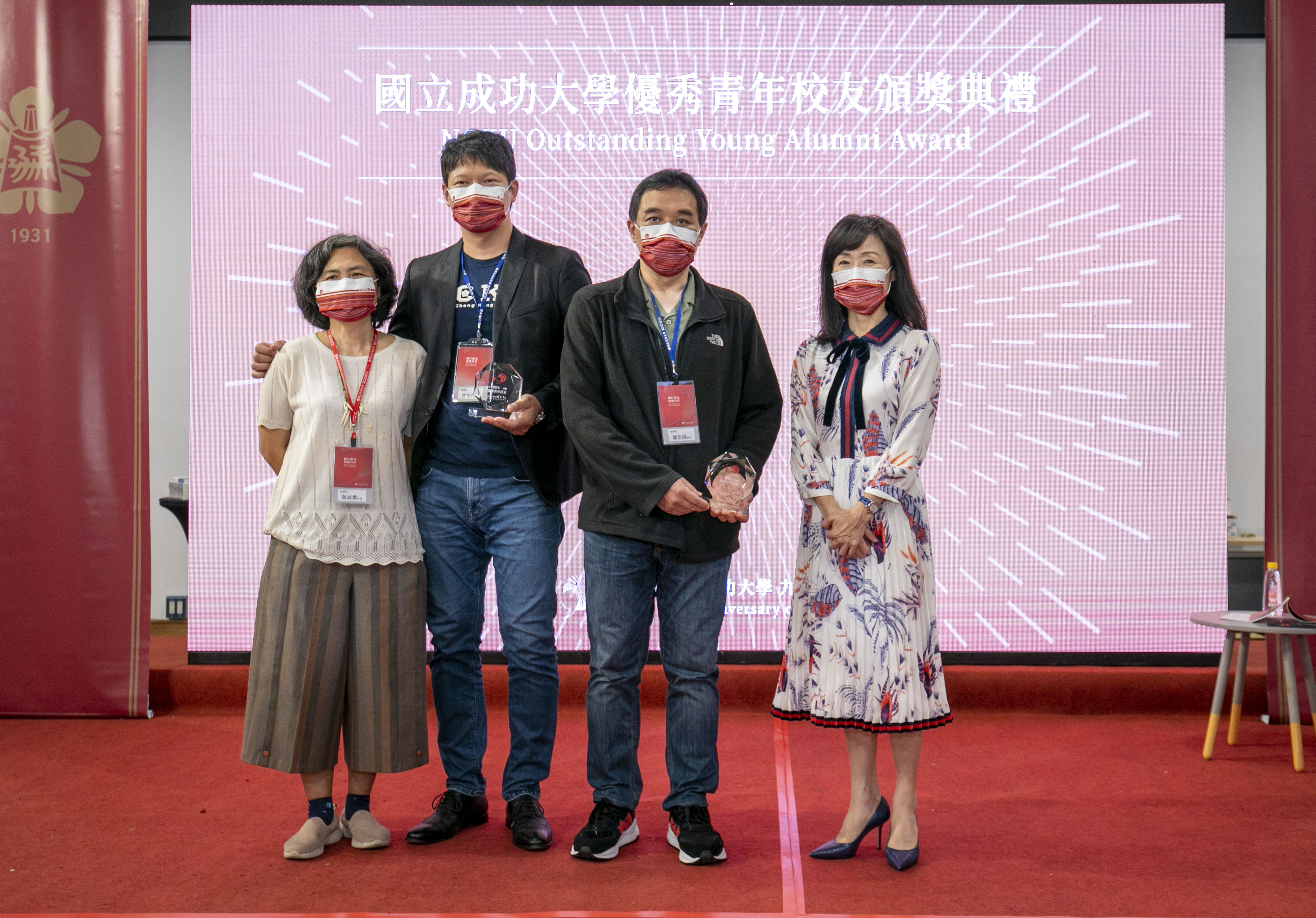 理學院得獎者與蘇慧貞校長(右 1)、師長合影 理學院得獎者與蘇慧貞校長(右 1)、師長合影