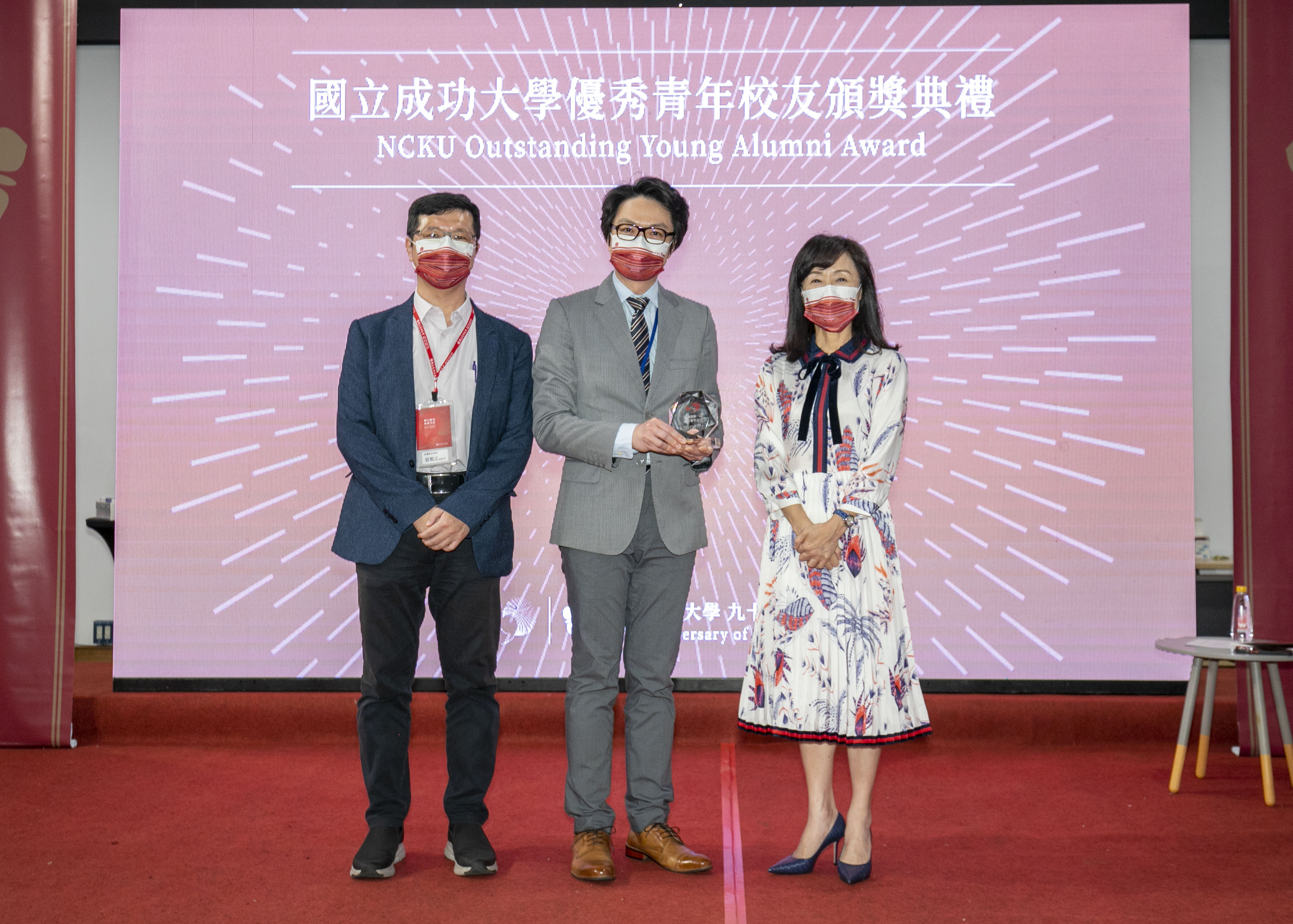 電機資訊學院得獎者與蘇慧貞校長(右 1)、師長合影 電機資訊學院得獎者與蘇慧貞校長(右 1)、師長合影
