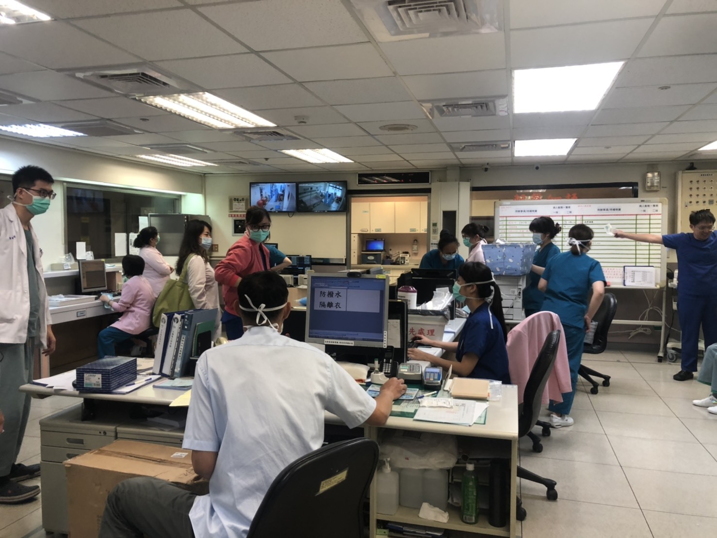 醫護人員抗疫過程須保護自己還要兼顧醫療品質，也要確保資訊即時正確