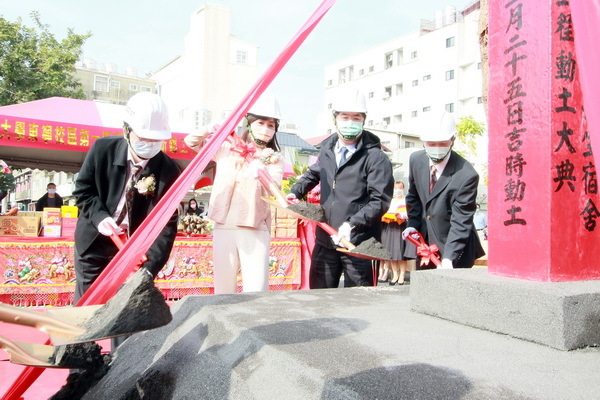 蘇慧貞校長(左二)和黃偉哲市長(左二)一起動土