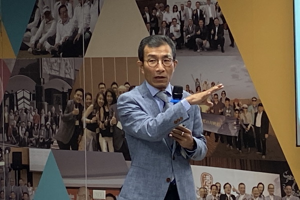 億載會會長吳盈進