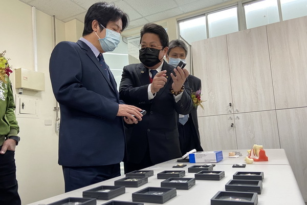 賴清德(左一)仔細端詳假牙新材料