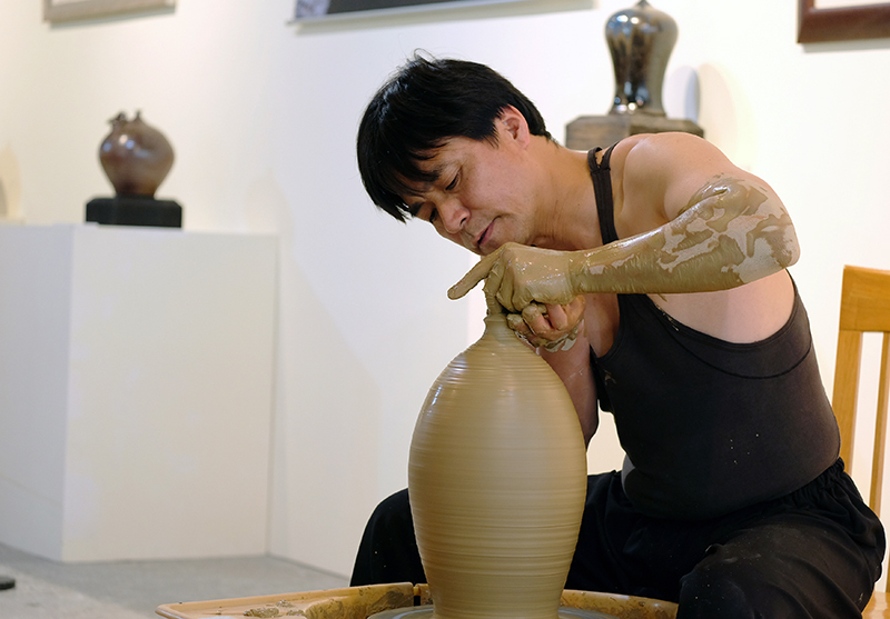 陶藝家李仁燿從事陶藝創作已30餘年